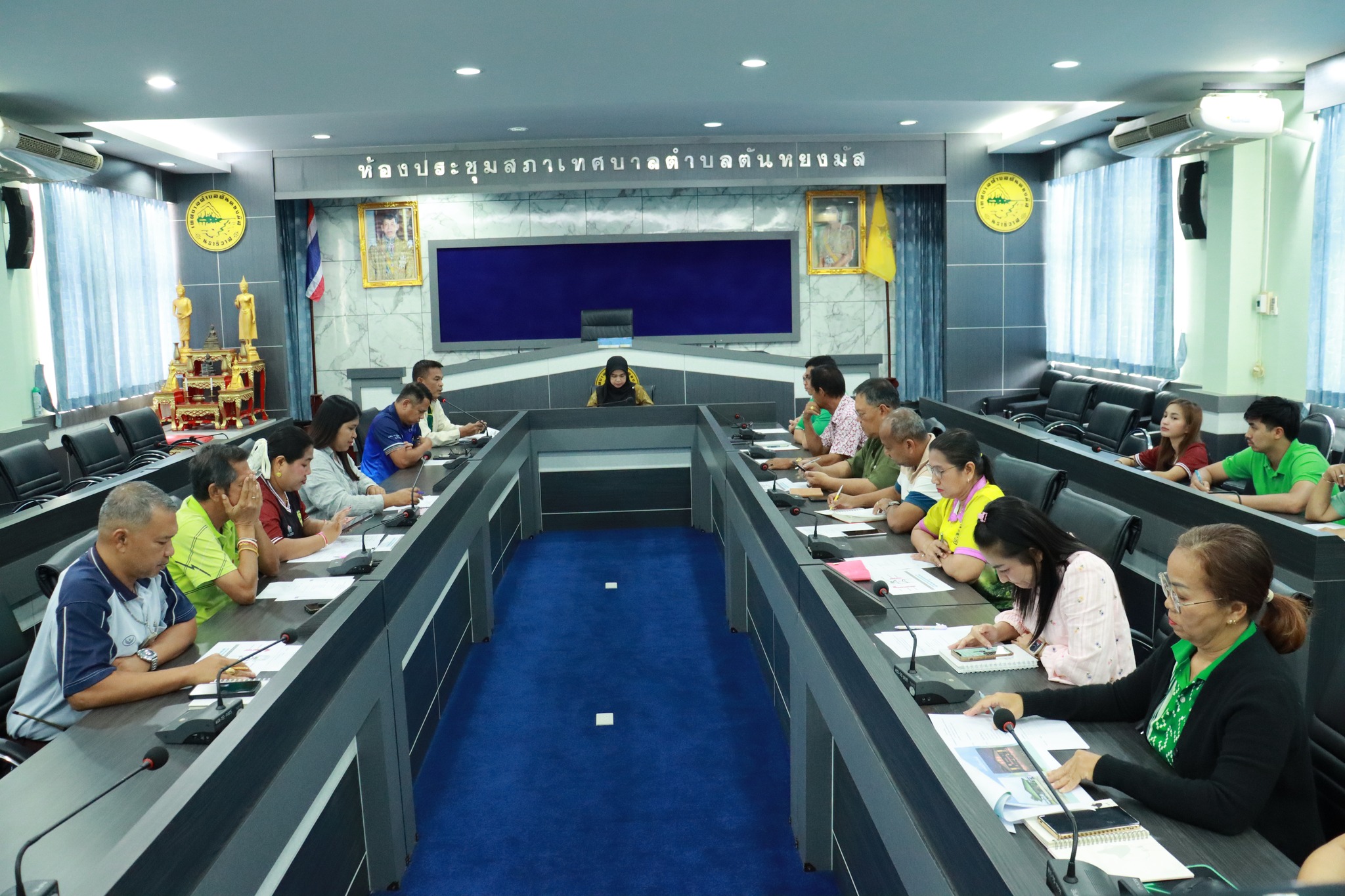 การประชุมซักซ้อมจัดกิจกรรมวันลอยกระทง ประจำปี พ.ศ.2568 
วันพุธ ที่ 22 ตุลาคม 2568 เวลา 10.00 น. ณ ห้องประชุมสภาเทศบาลตำบลตันหยงมัส ชั้น 3 นางสาวซารีนา มานะวณิชย์ นายกเทศมนตรีตำบลตันหยงมัส พร้อมด้วยคณะผู้บริหารเทศบาล ปลัดเทศบาล รองปลัดเทศบาล ผู้อำนวยการกอง หัวหน้าส่วนราชการ และ พนักงานเทศบาล เข้าร่วมประชุมในการประชุมดังกล่าว เพื่อปรึกษาหารือแนวทางการดำเนินงาน แบ่งหน้าที่ให้แต่ละกองแต่ละฝ่ายรับผิดชอบและเตรียมความพร้อมในการจัด โครงการจัดกิจกรรมวันลอยกระทง ประจำปี พ.ศ.2568 ที่จะจัดขึ้นในวันที่ 5 พฤศจิกายน 2568 เวลา 16.00 น. เป็นต้นไป ณ สวนสาธารณธ ตันหยงมัส อำเภอระแงะ จังหวัดนราธิวาส