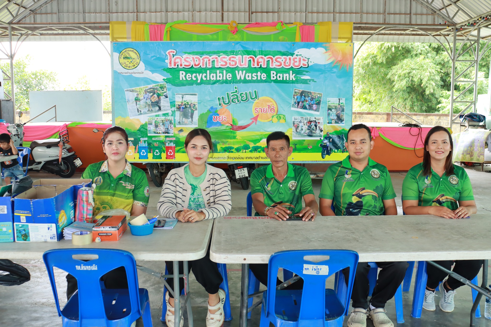 วันพุธ ที่ 22 เดือน ตุลาคม พ.ศ. 2568 เวลา 09.00 น. กองสาธารณสุขและสิ่งแวดล้อม เทศบาลตำบลตันหยงมัสร่วมกับอาสาสมัครท้องถิ่นรักษ์โลก (อถล.) และอาสาสมัครสาธารณสุขประจำหมู่บ้าน (อสม.) ทั้ง 7 ชุมชน ร่วมดำเนินการจัดงาน " MOI Waste Bank Week - มหาดไทย ปักธงประกาศความสำเร็จ 1 องค์กรปกครองส่วนท้องถิ่น 1 ธนาคารขยะ" โดยดำเนินการจัดให้มีกิจกรรมการซื้อขายขยะริไซเคิลของธนาคารขยะ เชิญชวนหน่วยงานรัฐ หน่วยงานเอกชน และประชาชนในพื้นที่เขตเทศบาลตำบลตันหยงมัส พร้อมใจกันนำขยะรีไซเคิล ได้แก่ พลาสติก แก้ว กระดาษ มาซื้อ-ขาย กันที่ ณ อาคารอเนกประสงค์ สำนักงานเทศบาลตำบลตันหยงมัส “ร่วมกันลดขยะที่ต้นทาง” “คัดแยกก่อนทิ้ง”