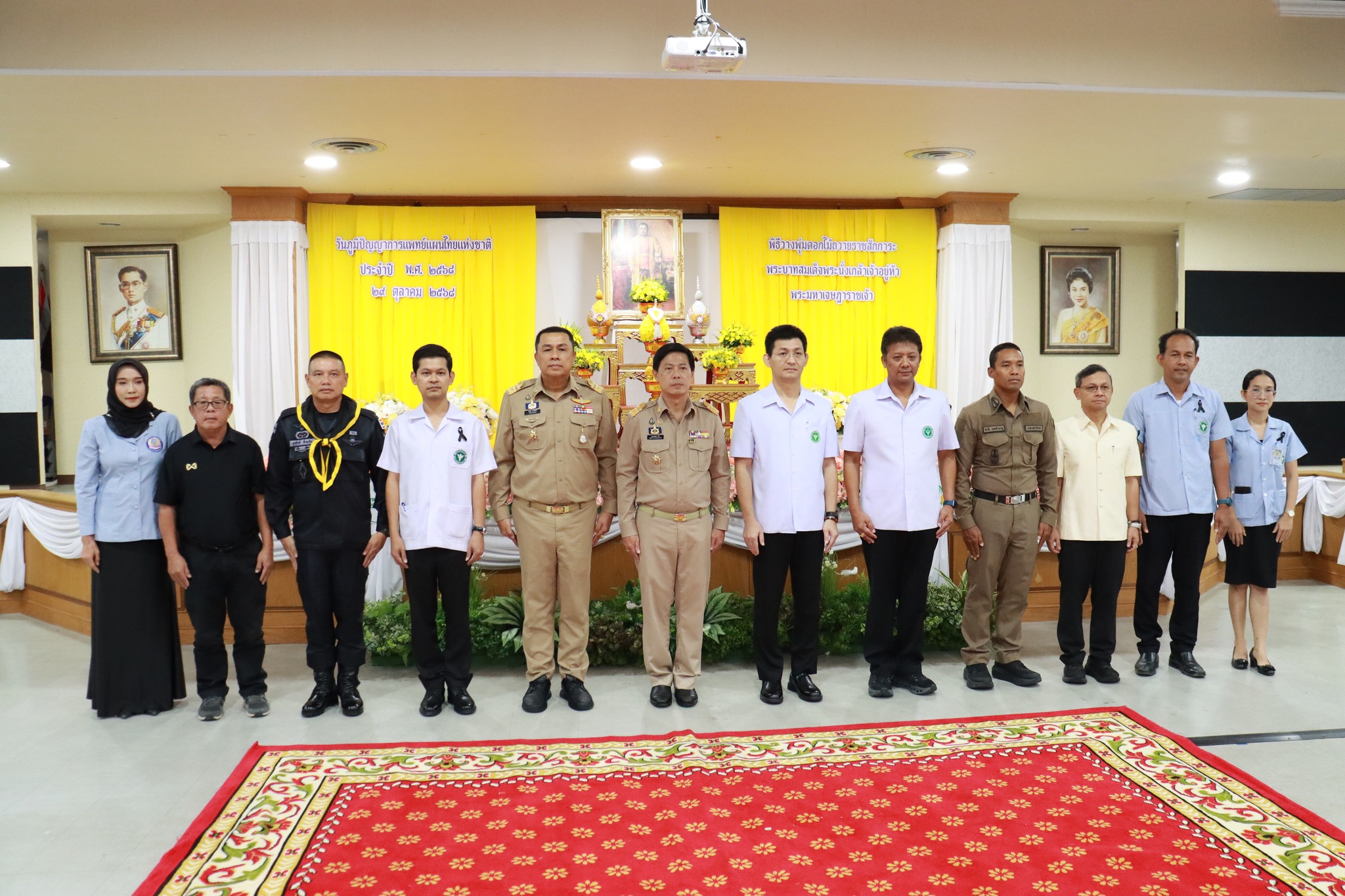 รองนายกเทศมนตรี เข้าร่วมกิจกรรม "วันภูมิปัญญาการแพทย์แผนไทยแห่งชาติ ประจำปี 2568 "
วันที่ 29 ตุลาคม 2568 เวลา 09.00 น. นางสาวซารีนา มานะวณิชย์ นายกเทศมนตรีตำบลตันหยงมัส มอบหมายให้นายสว่าง อกนิษฐ์กุล รองนายกเทศมนตรี พร้อมด้วยนายนพพร จันทร์แก้ว รองปลัดเทศบาล เข้าร่วมกิจกรรม "วันภูมิปัญญาการแพทย์แผนไทยแห่งชาติ ประจำปี 2568" จัดขึ้นเพื่อรำลึกถึงพระมหากรุณาธิคุณ ของพระบาทสมเด็จพระนั่งเกล้าเจ้าอยู่หัว รัชกาลที่3 ที่ทรงมีพระราชกรณียกิจด้านการรวบรวม เผยแพร่ตำราทางการแพทย์แผนไทย ตำรายาแผนไทย อันมีคุณูปการต่อการแพทย์แผนไทยและการแพทย์พื้นบ้านไทย โดยได้รับเกียรติจากนายกฤษณนันท์ กำไร รองผู้ว่าราชการจังหวัดนราธิวาสมาเป็นประธานในพิธี และนายแพทย์กู้ศักดิ์ อภิรักษ์เสนา นายแพทย์สาธารณสุขจังหวัดนราธิวาส เป็นผู้กล่าวรายงาน พร้อมด้วยหัวหน้าส่วนราชการในอำเภอระแงะ และแพทย์แผนไทยจากทั้ง 13 อำเภอ และประชาชนเข้าร่วมกิจกรรมครั้งนี้กว่า 300 ราย ณ ห้องประชุมสุพรรณมาลา โรงพยาบาลระแงะ จังหวัดนราธิวาส