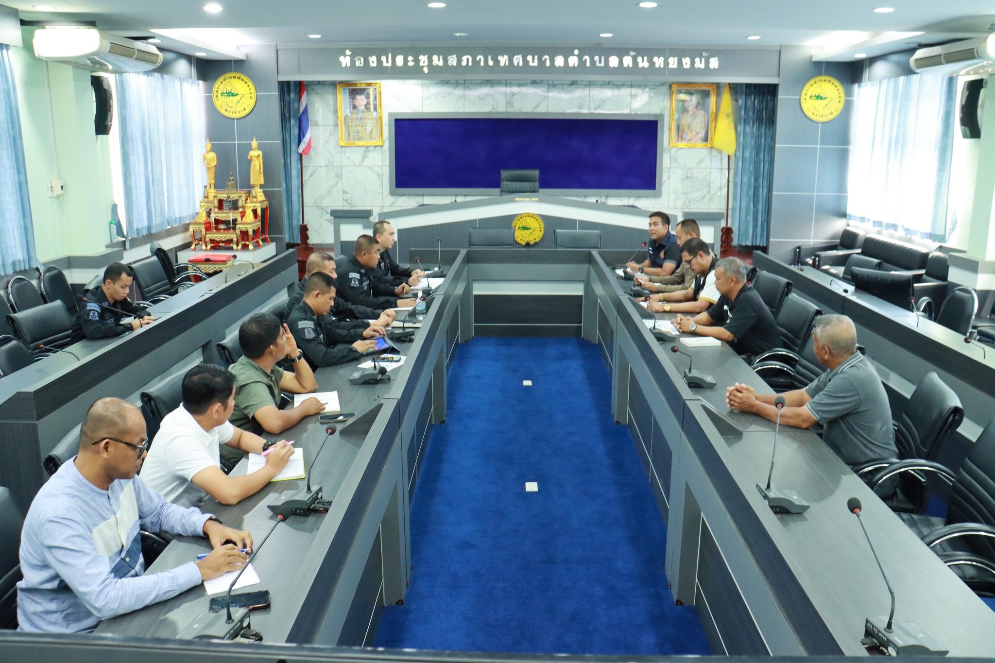 การประชุมซักซ้อมการรักษาความปลอดภัยในโครงการจัดงานประเพณีวันลอยกระทงประจำปี พ.ศ.2568
วันอังคาร ที่ 4 พฤศจิกายน 2568 เวลา 15.00 น. ณ ห้องประชุมสภาเทศบาลตำบลตันหยงมัส นางสาวซารีนา มานะวณิชย์ นายกเทศมนตรีตำบลตันหยงมัส มอบหมายให้ นายธานินทร์ สุวรรณมณี หัวหน้าฝ่ายปกครอง พร้อมหน่วยงานที่เกี่ยวข้องเข้าร่วมประชุมเพื่อหารือแนวทางการดำเนินการป้องกันรักษาความปลอดภัย ช่วงจัดโครงการจัดงานประเพณีวันลอยกระทงประจำปี พ.ศ.2568 ได้แก่ อำเภอระแงะ สถานีตำรวจภูธรระแงะ หน่วยเฉพาะกิจกรมทหารพราน ที่ 45 ,ผู้ใหญ่บ้าน หมู่ 7 ซึ่งได้มีการวางแผนเพื่อความปลอดภัยของพี่น้องประชาชนตำบลตันหยงมัส ที่เข้าร่วมกิจกรรมโครงการดังกล่าว ที่จะจัดขึ้นในวันที่ 5 พฤศจิกายน พ.ศ.2568 ณ สวนวัชระอุทยานตำบลตันหยงมัส อำเภอระแงะ จังหวัดนราธิวาส