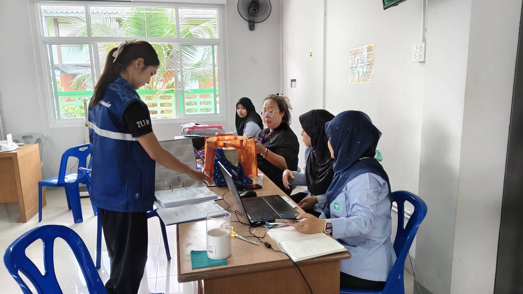 วันพุธ ที่ 5 ตุลาคม 2568 เวลา 13.30 น. นายธนพล ตันสุนีย์ ผู้อำนวยการกองสาธารณสุขและสิ่งแวดล้อม มอบหมายให้นางสาววิภาดา ใหญ่บก เจ้าหน้าที่งานส่งเสริมสุขภาพและงานสาธารณสุข พร้อมด้วยนางสาวสุพรรณพร ชูพล เจ้าหน้าที่งานสุขาภิบาลและงานอนามัยสิ่งแวดล้อม และนายนูรดีน สาแม เจ้าหน้าที่งานสุขาภิบาลและงานอนามัยสิ่งแวดล้อม ลงพื้นที่ดำเนินการติดต่อหน่วยงานที่เกี่ยวข้อง เพื่อชี้แจงแนวทางการดำเนินงาน หรือกิจกรรมต่างๆ ของกองทุนหลักประกันสุขภาพเทศบาลตำบลตันหยงมัส สร้างความเข้าใจและสามารถดำเนินการอย่างถูกต้องตามระเบียบกองทุนฯต่อไป  ณ หน่วยงานราชการในเขตพื้นที่อำเภอระแงะ จังหวัดนราธิวาส