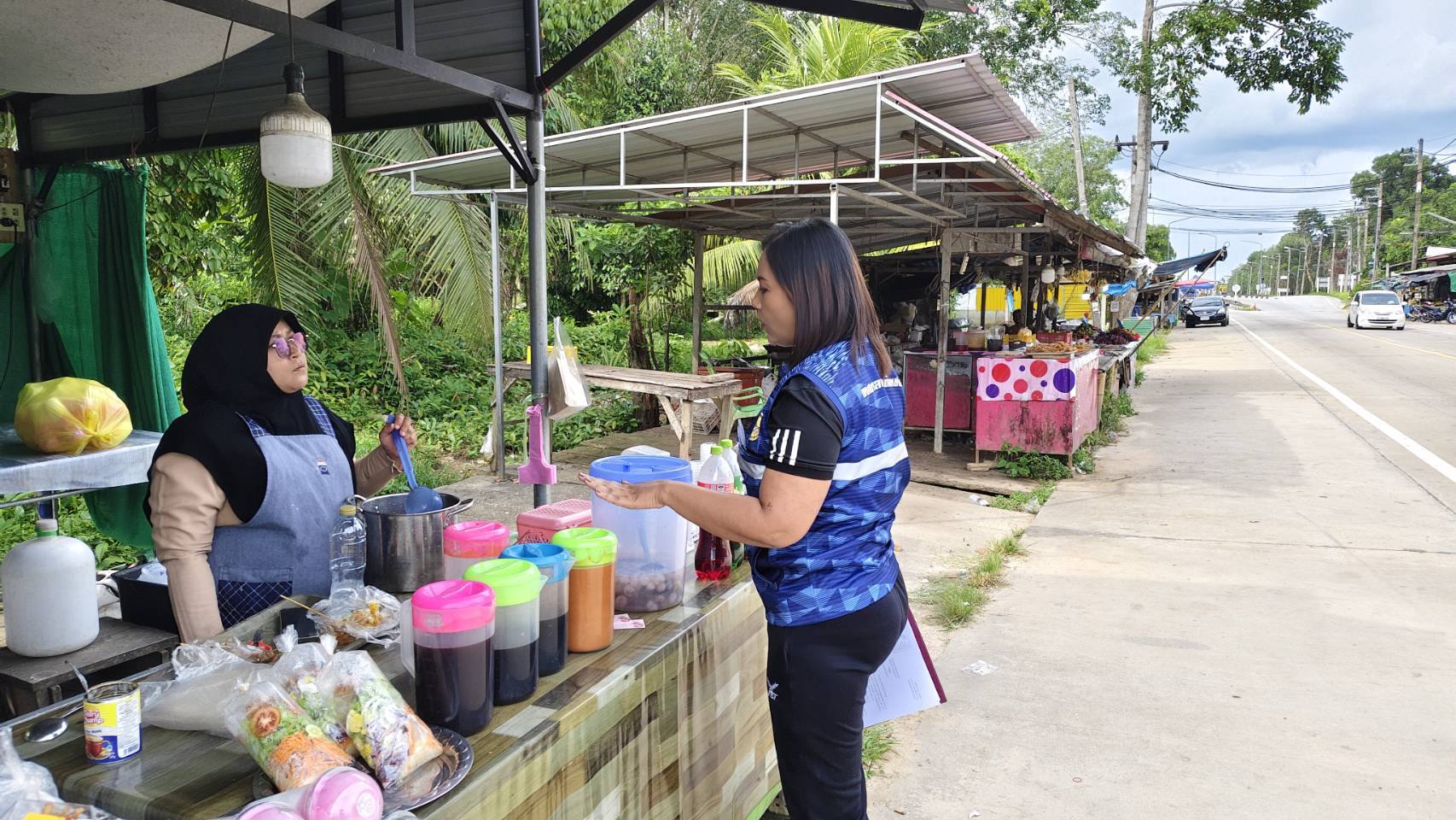วันพุธ ที่ 5 ตุลาคม 2568 เวลา 14.00 น. นายธนพล ตันสุนีย์ ผู้อำนวยการกองสาธารณสุขและสิ่งแวดล้อม มอบหมายให้นางสาวสุพรรณพร ชูพล เจ้าหน้าที่งานสุขาภิบาลและงานอนามัยสิ่งแวดล้อม พร้อมนายนูรดีน สาแม เจ้าหน้าที่งานสุขาภิบาลและงานอนามัยสิ่งแวดล้อม และนางสาววิภาดา ใหญ่บก เจ้าหน้าที่งานส่งเสริมสุขภาพและงานสาธารณสุข ลงพื้นที่ดำเนินการแจ้งผู้ประกอบการที่ใบอนุญาตใกล้หมดอายุเพื่อดำเนินการต่อใบอนุญาตประกอบกิจการ พร้อมทั้งดำเนินการมอบใบประกอบอนุญาตสำหรับผู้ที่ดำเนินการต่อใบอนุญาตเสร็จสิ้นแล้ว ตามข้อกำหนดเทศบัญญัติ ว่าด้วยการประกอบกิจการประเภท การแจ้งสถานที่จำหน่ายอาหารหรือสะสมอาหาร และการประกอบการค้าสำหรับกิจการที่เป็นอันตรายต่อสุขภาพ เพื่อใช้ในการประกอบกิจการอย่างถูกต้องต่อไป ณ ถนนประชาสามัคคี ตำบลตันหยงมัส อำเภอระแงะ จังหวัดนราธิวาส