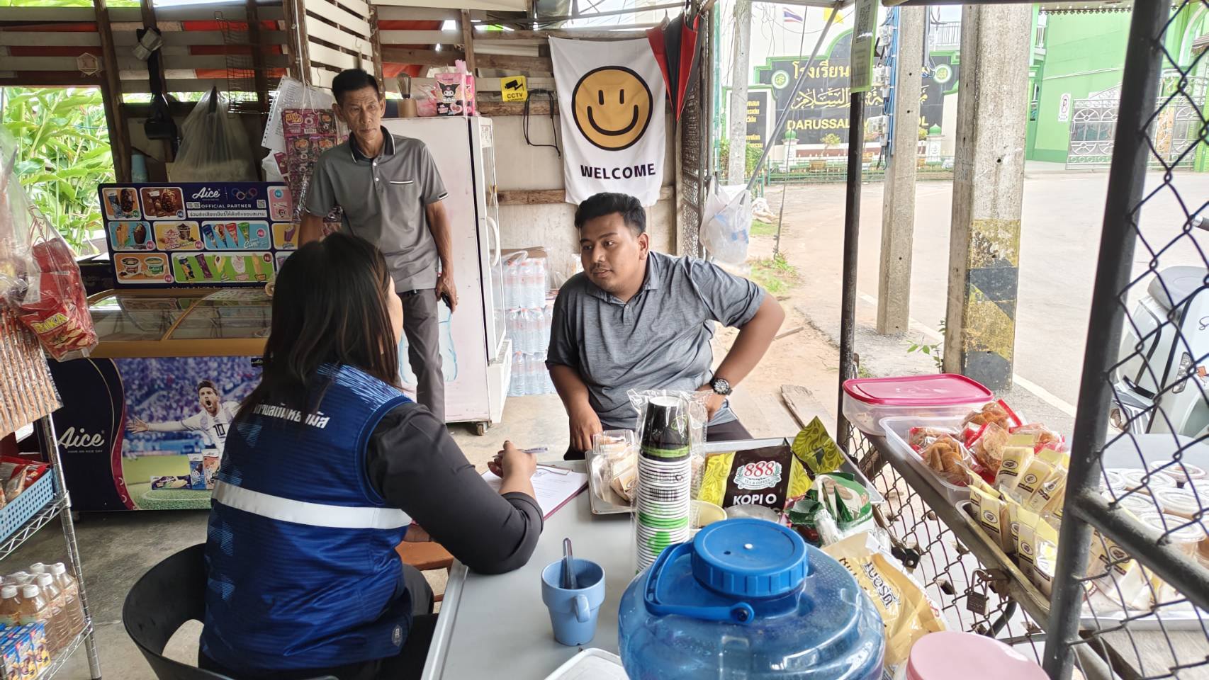 วันพฤหัสบดี ที่ 6 ตุลาคม 2568 เวลา 09.45 น. นายธนพล ตันสุนีย์ ผู้อำนวยการกองสาธารณสุขและสิ่งแวดล้อม มอบหมายให้นายอาแซ บูละ หัวหน้างานรักษาความสะอาด พร้อมด้วยนางสาวสุพรรณพร ชูพล เจ้าหน้าที่งานสุขาภิบาลและงานอนามัยสิ่งแวดล้อม และนายนูรดีน สาแม เจ้าหน้าที่งานสุขาภิบาลและงานอนามัยสิ่งแวดล้อม  ลงพื้นที่ดำเนินการแจ้งผู้ประกอบการรายใหม่ที่ยังมิได้จดแจ้งใบอนุญาต หรือใกล้หมดอายุเพื่อดำเนินการต่อใบอนุญาตประกอบกิจการ  ตามข้อกำหนดเทศบัญญัติ ว่าด้วยการประกอบกิจการประเภท การแจ้งสถานที่จำหน่ายอาหารหรือสะสมอาหาร และการประกอบการค้าสำหรับกิจการที่เป็นอันตรายต่อสุขภาพ เพื่อใช้ในการประกอบกิจการอย่างถูกต้องต่อไป ณ ถนนเทศบาล 8 ซอย 2 (หลังโรงเรียนดารุสสาลาม) ตำบลตันหยงมัส อำเภอระแงะ จังหวัดนราธิวาส