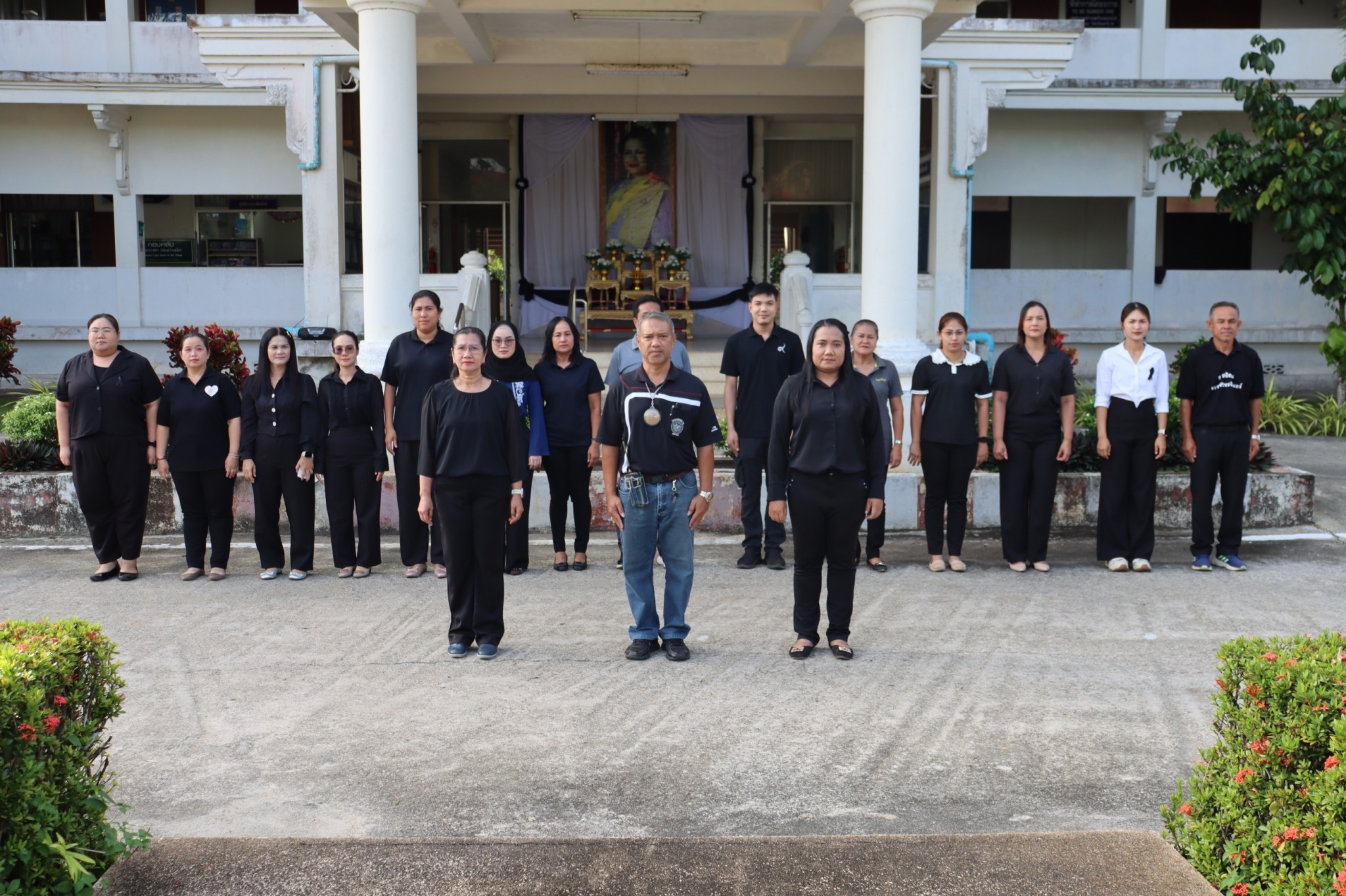วันจันทร์ ที่ 10 พฤศจิกายน 2568 เวลา 08.00 น. ณ  สำนักงานเทศบาลตำบลตันหยงมัส โดยมีคณะผู้บริหารข้าราชการ พนักงาน และลูกจ้างเทศบาลตำบลตันหยงมัสร่วมกิจกรรมเข้าแถวเคารพธงชาติ ร้องเพลงชาติไทย สวดมนต์ไหว้พระ และดุอาร์ เพื่อแสดงออกถึงความจงรักภักดีต่อชาติ ศาสนา และพระมหากษัตริย์ และเป็นการเตรียมความพร้อมก่อนการปฏิบัติหน้าที่ราชการในแต่ละสัปดาห์ ทุกวันจันทร์ อันจะเป็นการเพิ่มประสิทธิภาพในการทำงานเสริมสร้างความรักความสามัคคีในองค์กร 🇹🇭
