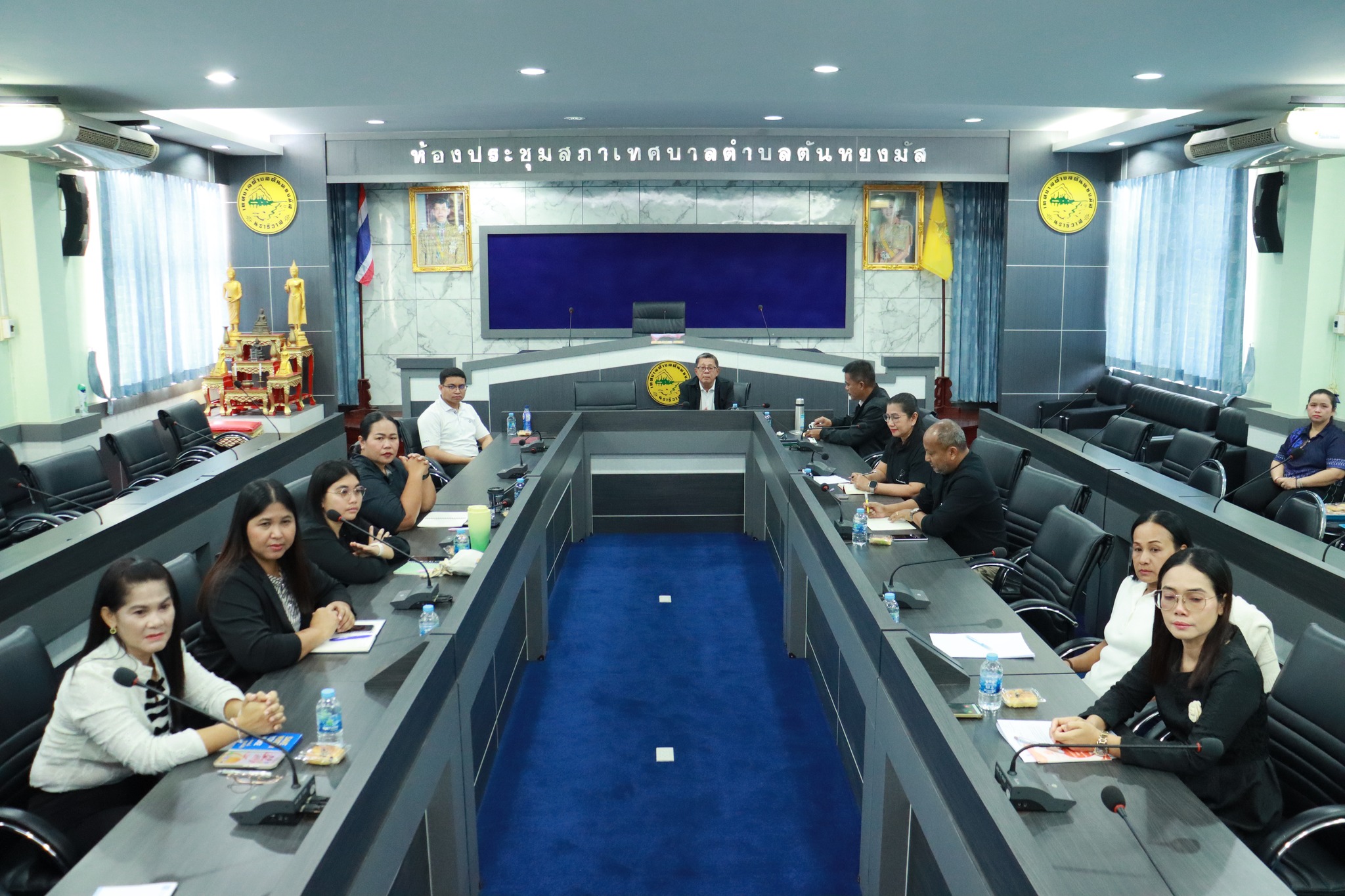 เทศบาลตำบลตันหยงมัส เข้าร่วมประชุมเปิดตรวจรายงานการเงิน งวดปีบัญชี 2568 ขององค์กรปกครองส่วนท้องถิ่น ในจังหวัดสงขลา ปัตตานี สตูล ยะลา และนราธิวาส
วันพุธ ที่ 12 พฤศจิกายน 2568 เวลา 09.00 น. ณ ห้องประชุมสภาเทศบาลตำบลตันหยงมัส ชั้น 3 นางสาวซารีนา มานะวณิชย์ นายกเทศมนตรีตำบลตันหยงมัส มอบหมายให้นายสว่าง อกนิษฐ์กุล รองนายกเทศมนตรี พร้อมด้วยนายณัฐวัตร รับไซ เลขานุการนายกเทศมนตรี ,นายสุเมธ เพ็ชรรัตน์ ปลัดเทศบาล ,หัวหน้าส่วนราชการ และพนักงานกองคลัง เข้าร่วมประชุมเปิดตรวจรายงานการเงิน งวดปีบัญชี 2568 ขององค์กรปกครองส่วนท้องถิ่น ในจังหวัดสงขลา ปัตตานี สตูล ยะลา และนราธิวาส ผ่านสื่ออิเล็กทรอนิกส์ (Video Conference ระบบ Zoom Webinar) โดยสำนักงานตรวจเงินแผ่นดินภูมิภาคที่ 15 (จังหวัดสงขลา) เพื่อชี้แจงแนวทางการตรวจสอบรายงานการเงิน รับฟังปัญหาอุปสรรคจากการจัดทำบัญชีของแต่ละหน่วยงาน รวมถึงให้ข้อเสนอแนะแนวทางการจัดทำรายงานการเงินให้ถูกต้อง เป็นไปตามหลักการบัญชีภาครัฐอย่างเคร่งครัด