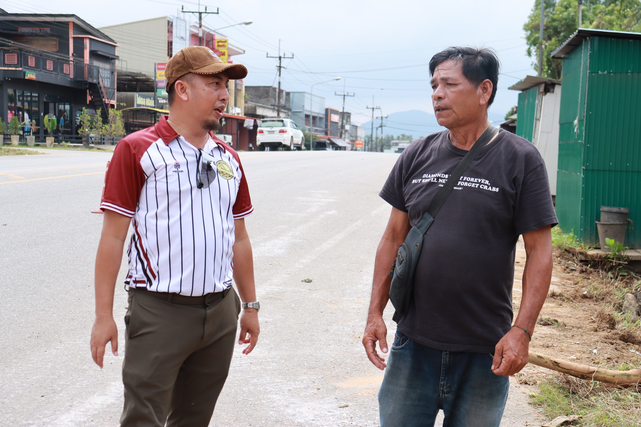 วันพุธ ที่ 12 พฤศจิกายน 2568 เวลา 13.00 น. นายกูเปาซัน สุริยะสุนทร รองนายกเทศบาลตำบลตันหยงมัส พร้อมด้วยนายอาแซ บูละ หัวหน้างานรักษาความสะอาด พนักงานรักษาความสะอาด กองสาธารณสุขและสิ่งแวดล้อม และพนักงานกองช่าง ลงพื้นที่พัฒนา กวาดขยะ ถางหญ้า ตัดกิ่งไม้ บริเวณโดยรอบถนนสาธารณะ เพื่อป้องกันไม่ให้กิ่งไม้กีดขวางการทางจราจร ความสะอาดเรียบร้อย และ เป็นการสร้างความปลอดภัยให้กับประชาชนใช้ประโยนช์ในพื้นที่ ณ บริเวณถนนระแงะมรรคา-ข้างบริเวณหน้าศูนย์บริการ NT และหน้าวงเวียนหอนาฬิกาใหญ่  อำเภอระแงะ จังหวัดนราธิวาส