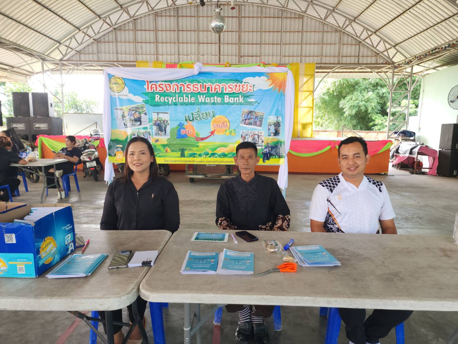 🔴วันพฤหัสบดี ที่ 13 เดือนพฤศจิกายน พ.ศ. 2568 เวลา 09.00 น. กองสาธารณสุขและสิ่งแวดล้อม เทศบาลตำบลตันหยงมัสร่วมกับอาสาสมัครท้องถิ่นรักษ์โลก (อถล.) และอาสาสมัครสาธารณสุขประจำหมู่บ้าน (อสม.) ทั้ง 7 ชุมชน ร่วมดำเนินการจัดงาน " MOI Waste Bank Week - มหาดไทย ปักธงประกาศความสำเร็จ 1 องค์กรปกครองส่วนท้องถิ่น 1 ธนาคารขยะ" โดยดำเนินการจัดให้มีกิจกรรมการซื้อขายขยะริไซเคิลของธนาคารขยะ เชิญชวนหน่วยงานรัฐ หน่วยงานเอกชน และประชาชนในพื้นที่เขตเทศบาลตำบลตันหยงมัส พร้อมใจกันนำขยะรีไซเคิล ได้แก่ พลาสติก แก้ว กระดาษ มาซื้อ-ขาย กันที่ ณ อาคารอเนกประสงค์ สำนักงานเทศบาลตำบลตันหยงมัส “ร่วมกันลดขยะที่ต้นทาง” “คัดแยกก่อนทิ้ง”