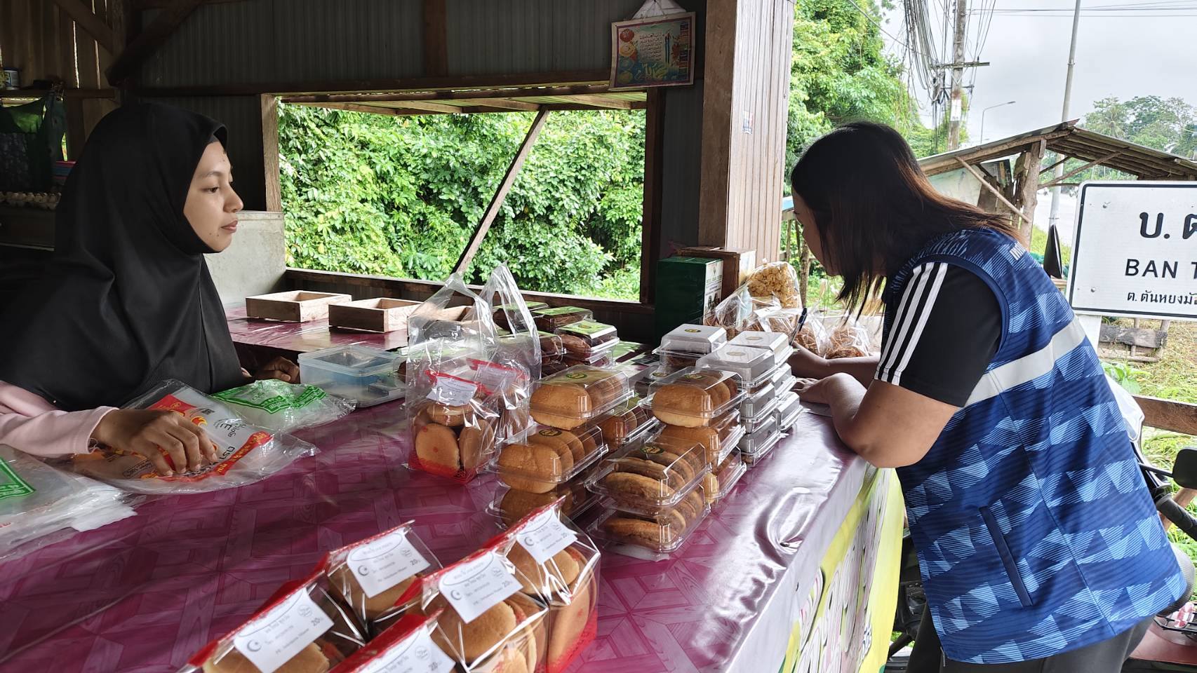 วันศุกร์ ที่ 14 พฤศจิกายน 2568 เวลา 09.45 น. นายเรวัต จันทร หัวหน้าฝ่ายบริหารสาธารณสุข รักษาราชการแทน ผู้อำนวยการกองสาธารณสุขและสิ่งแวดล้อม มอบหมายให้นางสาวสุพรรณพร ชูพล เจ้าหน้าที่งานสุขาภิบาลและงานอนามัยสิ่งแวดล้อม พร้อมด้วยนายนูรดีน สาแม เจ้าหน้าที่งานสุขาภิบาลและงานอนามัยสิ่งแวดล้อม  ลงพื้นที่ดำเนินการแจ้งผู้ประกอบการรายใหม่ที่ยังมิได้จดแจ้งใบอนุญาต หรือใกล้หมดอายุเพื่อดำเนินการต่อใบอนุญาตประกอบกิจการ  ตามข้อกำหนดเทศบัญญัติ ว่าด้วยการประกอบกิจการประเภท การแจ้งสถานที่จำหน่ายอาหารหรือสะสมอาหาร และการประกอบการค้าสำหรับกิจการที่เป็นอันตรายต่อสุขภาพ เพื่อใช้ในการประกอบกิจการอย่างถูกต้องต่อไป ณ ถนนเทศบาล 8 ซอย 2 (หลังโรงเรียนดารุสสาลาม) และถนนเทศบาล 11 และถนนระแงะมรรคา ตำบลตันหยงมัส อำเภอระแงะ จังหวัดนราธิวาส
#งานประชาสัมพันธ์เทศบาลตำบลตันหยงมัส
#กองสาธารณสุขและสิ่งแวดล้อม
#เทศบาลตำบลตันหยงมัส
📝ข่าวโดย : กองสาธารณสุขและสิ่งแวดล้อม
--------------------------------------------------------------------------
📌งานประชาสัมพันธ์ กองยุทธศาสตร์และงบประมาณ ติดตามข้อมูลข่าวสารเพิ่มเติม ได้ที่
📱โทรศัพท์ : 0-7367-1364
📘Facebook: เทศบาลตำบลตันหยงมัส
📗Line OA : @131jynuc
💻Website: https://www.tanyongmat.go.th/front/event_all/0