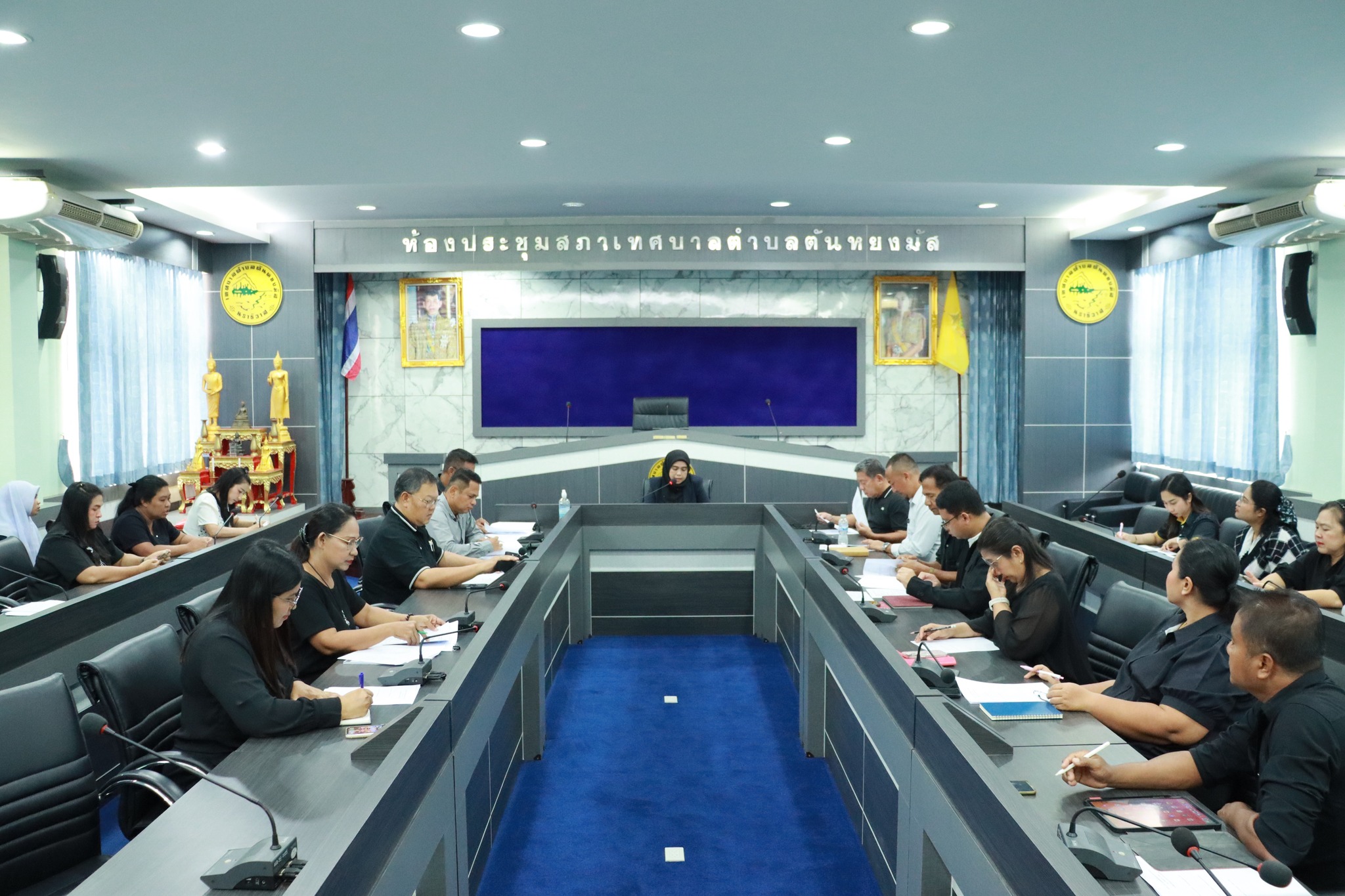 การประชุมซักซ้อมแผนการดำเนินงานคัดเลือกคณะกรรมการชุมชน 7 ชุมชน
วันจันทร์ ที่ 17 พฤศจิกายน 2568 เวลา 09.30 น. ณ ห้องประชุมสภาเทศบาลตำบลตันหยงมัส ชั้น 3 นางสาวซารีนา มานะวณิชย์ นายกเทศมนตรีตำบลตันหยงมัส พร้อมด้วยคณะผู้บริหารเทศบาล สมาชิกสภาเทศบาล ปลัดเทศบาล รองปลัดเทศบาล ผู้อำนวยการกอง หัวหน้าส่วนราชการ และ พนักงานเทศบาลเข้าร่วมประชุมในการประชุมดังกล่าว เพื่อปรึกษาหารือแนวทางการดำเนินงาน แบ่งหน้าที่ให้แต่ละกองแต่ละฝ่ายรับผิดชอบและเตรียมความพร้อมในการจัดแผนการดำเนินงานคัดเลือกคณะกรรมการชุมชน 7 ชุมชน ในระหว่างวันที่ 20-28 พฤศจิกายน 2568 เวลา 13.30-16.30 น. เป็นต้นไป 
#งานประชาสัมพันธ์เทศบาลตำบลตันหยงมัส
#เทศบาลตำบลตันหยงมัส
📝ข่าวโดย : วันเตาฟิต กาลิแซ
📸 ภาพถ่ายโดย :วันเตาฟิต กาลิแซ
--------------------------------------------------------------------------
📌งานประชาสัมพันธ์ กองยุทธศาสตร์และงบประมาณ ติดตามข้อมูลข่าวสารเพิ่มเติม ได้ที่
📱โทรศัพท์ : 0-7367-1364
📘Facebook: เทศบาลตำบลตันหยงมัส
📗Line OA : @131jynuc
💻Website: https://www.tanyongmat.go.th/front/event_all/0
