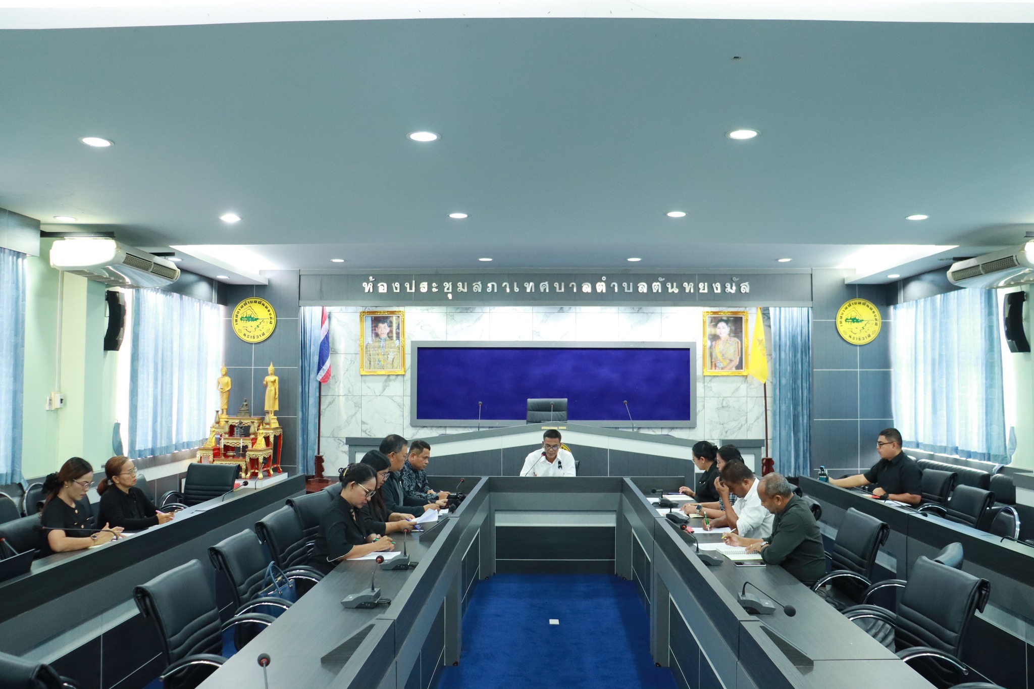 การประชุมหัวหน้าส่วนราชการ เทศบาลตำบลตันหยงมัส ประจำเดือน พฤศจิกกายน 2568
วันอังคาร ที่ 18 พฤศจิกายน 2568 เวลา 10.00 น. ณ ห้องประชุมสภาเทศบาลตำบลตันหยงมัส นำโดย นายสุเมธ เพ็ชรรัตน์ ปลัดเทศบาล เป็นประธานในการประชุมครั้งนี้ พร้อมด้วย นายนพพร จันทร์แก้ว รองปลัดเทศบาล, ผู้อำนวยการทุกกอง หัวหน้าฝ่าย และพนักงานเทศบาล เข้าร่วมประชุมดังกล่าว 
- เรื่อง ที่ประธานแจ้งให้ที่ประชุมทราบ 
- เรื่อง รับรองรายงานการประชุมครั้งที่ผ่านมา การติดตาม 
- สำนักปลัดเทศบาล - กองยุทธศาสตร์และงบประมาณ - กองการศึกษา - กองช่าง - กองสาธารสุขและสิ่งแวดล้อม - กองคลัง - กองสวัสดิการสังคม และ เรื่อง อื่นๆ เพื่อแจ้งข้อราชการที่สำคัญ ติดตามความก้าวหน้า ของผลการดำเนินงานตลอดจนการวางแผน และกำเนิดนโยบายการปฏิบัติงาน เพื่อให้การดำเนินงานเป็นไปด้วยความเรียบร้อย และดำเนินงานปรับปรุงภารกิจเร่งด่วนของเทศบาลในทุกส่วนงาน ทั้งนี้ ประชุมได้แจ้งปัญหา และอุปสรรคที่เกิดขึ้นพร้อมร่วมเสนอแนะในการแก้ไขปัญหาเพื่อให้เกิดประโยชน์ต่อประชาชนสูงสุด
#งานประชาสัมพันธ์เทศบาลตำบลตันหยงมัส
#เทศบาลตำบลตันหยงมัส
📝ข่าวโดย :สาเหะศูลฮี สาเหะดอเล๊าะ
📸 ภาพถ่ายโดย :วันเตาฟิต กาลิแซ
--------------------------------------------------------------------------
📌งานประชาสัมพันธ์ กองยุทธศาสตร์และงบประมาณ ติดตามข้อมูลข่าวสารเพิ่มเติม ได้ที่
📱โทรศัพท์ : 0-7367-1364
📘Facebook: เทศบาลตำบลตันหยงมัส
📗Line OA : @131jynuc
💻Website: https://www.tanyongmat.go.th/front/event_all/0