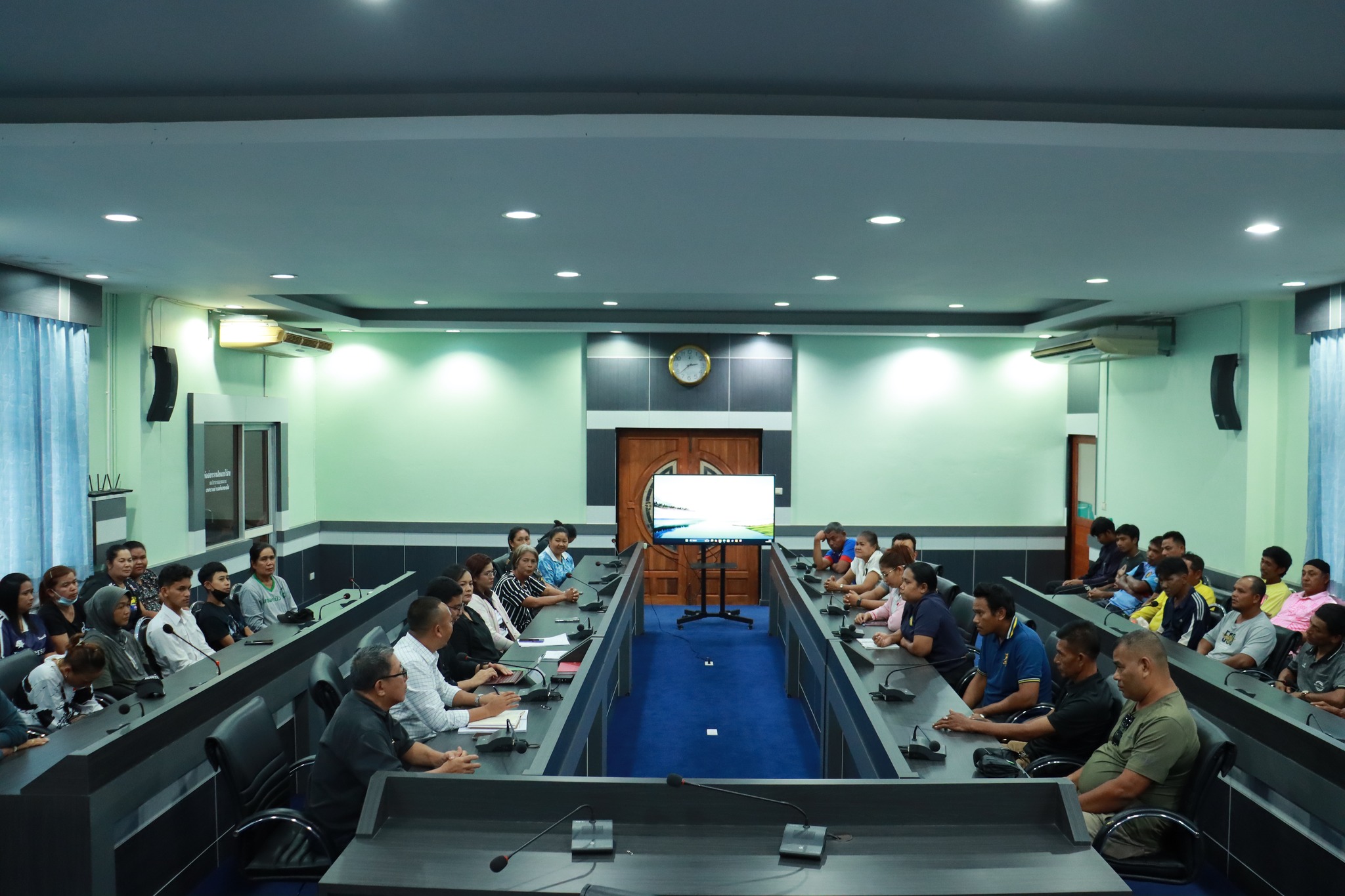 การประชุมประจำเดือนพฤศจิกายน กองสาธารณสุขประจำปี พ.ศ.2568
วันอังคาร ที่ 11 พฤศจิกายน 2568 เวลา 14:30 น. ณ ห้องประชุมสภาเทศบาลตำบลตันหยงมัส ชั้น 3  นางสาวซารีนา มานะวณิชย์ นายกเทศมนตรีตำบลตันหยงมัส ได้มอบหมายให้นายสว่าง อกนิษฐ์กุล รองนายกเทศมนตรีตำบลตันหยงมัส พร้อมด้วยนายกูเปาซัน สุริยะสุนทร รองนายกเทศมนตรี และนายณัฐวัตร รับไซ เลขานุการนายกเทศมนตรี เข้าร่วมประชุมในการประชุม "ประจำเดือนพฤศจิกายน " กองสาธารณสุข '' ประจำปี พ.ศ.2568   ประชุมในครั้งนี้ เพื่อพบปะพูดคุย และชี้แนะการปฏิบัติหน้าที่กับงานด้านสาธารณสุขและสิ่งแวดล้อม,การติดตามความคืบหน้าของโครงการต่างๆ การแก้ไขปัญหาที่เกิดขึ้น, การแลกเปลี่ยนความรู้และประสบการณ์,และการวางแผนการดำเนินงานในอนาคต เพื่อให้พนักงานเทศบาลในกองสาธารณสุขและสิ่งแวดล้อมได้ดำเนินงานไปในทิศทางเดียวกัน
#งานประชาสัมพันธ์เทศบาลตำบลตันหยงมัส
#กองสาธารณสุขและสิ่งแวดล้อม
#เทศบาลตำบลตันหยงมัส
📸ภาพถ่ายโดย : วันเตาฟิต กาลิแซ 
📝ข่าวโดย : วันเตาฟิต กาลิแซ
--------------------------------------------------------------------------
📌งานประชาสัมพันธ์ กองยุทธศาสตร์และงบประมาณ ติดตามข้อมูลข่าวสารเพิ่มเติม ได้ที่
📱โทรศัพท์ : 0-7367-1364
📘Facebook: เทศบาลตำบลตันหยงมัส
📗Line OA : @131jynuc
💻Website: https://www.tanyongmat.go.th/front/event_all/0