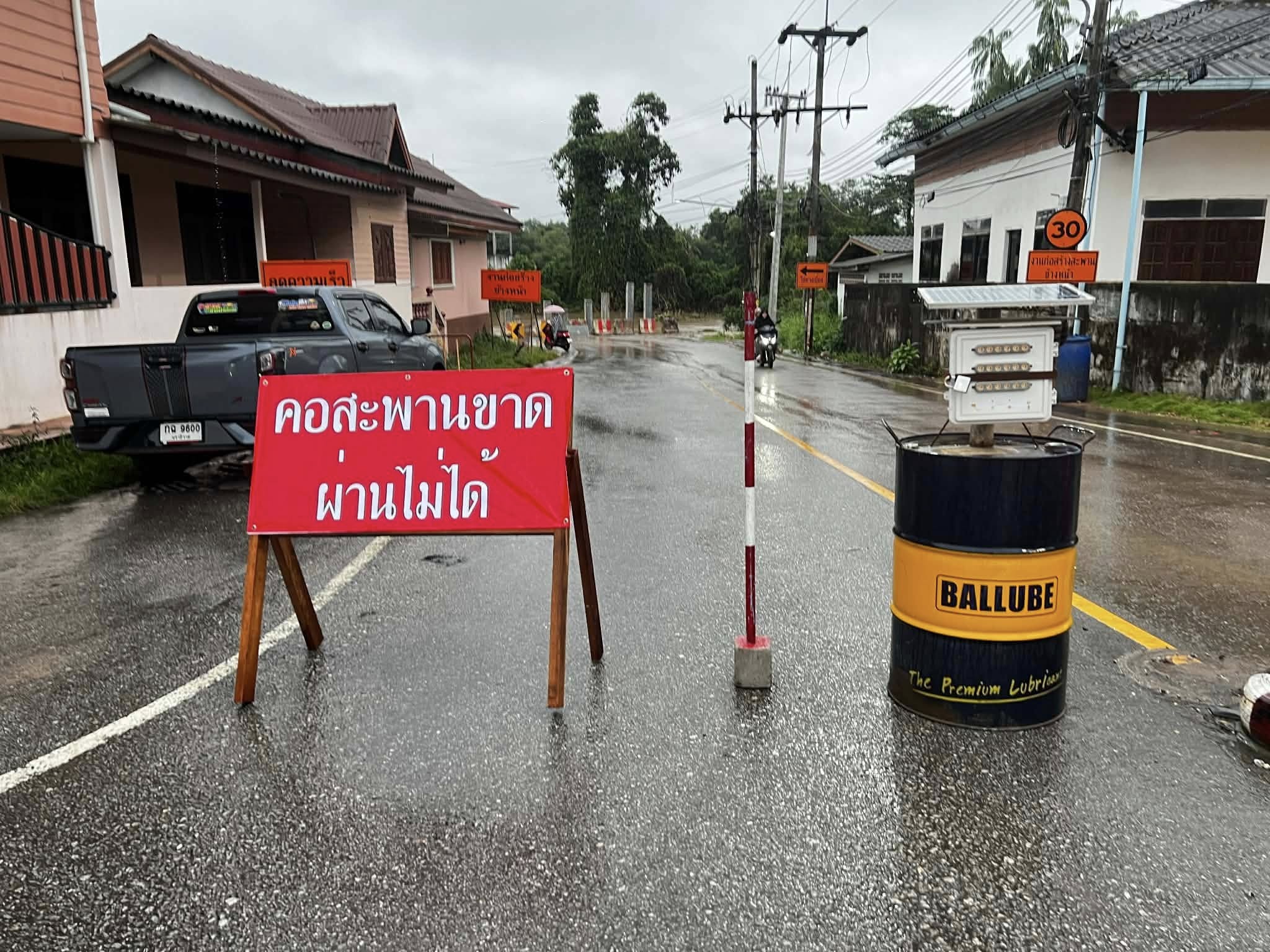 เทศบาลตำบลตันหยงมัส ขอประชาสัมพันธ์แจ้งเตือนประชาชน
เทศบาลตำบลตันหยงมัส ขอแจ้งเตือนพี่น้องประชาชนทุกท่าน เฝ้าติดตามสถานการณ์น้ำ บริเวณสะพานข้าม หมู่ที่ 7 บ้านบาโงสะโต – หมู่ที่ 7 บ้านตลาดตันหยงมัส เนื่องจากขณะนี้พื้นที่ดังกล่าว อยู่ระหว่างการก่อสร้างและยังดำเนินการไม่แล้วเสร็จ
🚫 รถขนาดใหญ่ไม่สามารถสัญจรผ่านได้
⚠️ รถขนาดเล็กสามารถผ่านได้ แต่โปรดใช้ความระมัดระวังเป็นพิเศษ เนื่องจากผิวทางยังมีความลื่นและอาจเกิดอันตรายได้ในช่วงที่มีน้ำหลาก
ทั้งนี้ เทศบาลตำบลตันหยงมัสกำลังติดตามสถานการณ์อย่างใกล้ชิด และประสานหน่วยงานที่เกี่ยวข้องเพื่ออำนวยความสะดวกและความปลอดภัยแก่ประชาชน หากมีความคืบหน้าเพิ่มเติมจะรีบแจ้งให้ทราบต่อไป
🙏 ขอขอบคุณทุกท่านที่ให้ความร่วมมือ และโปรดสัญจรด้วยความระมัดระวัง
📞 หากเกิดเหตุฉุกเฉินหรือต้องการความช่วยเหลือ
สามารถติดต่อได้ที่ งานป้องกันและบรรเทาสาธารณภัย เทศบาลตำบลตันหยงมัส โทร : 073-671866
🙏 เทศบาลตำบลตันหยงมัส ห่วงใยทุกท่าน
ขอให้ทุกครอบครัวปลอดภัยและติดตามสถานการณ์อย่างใกล้ชิด 💙