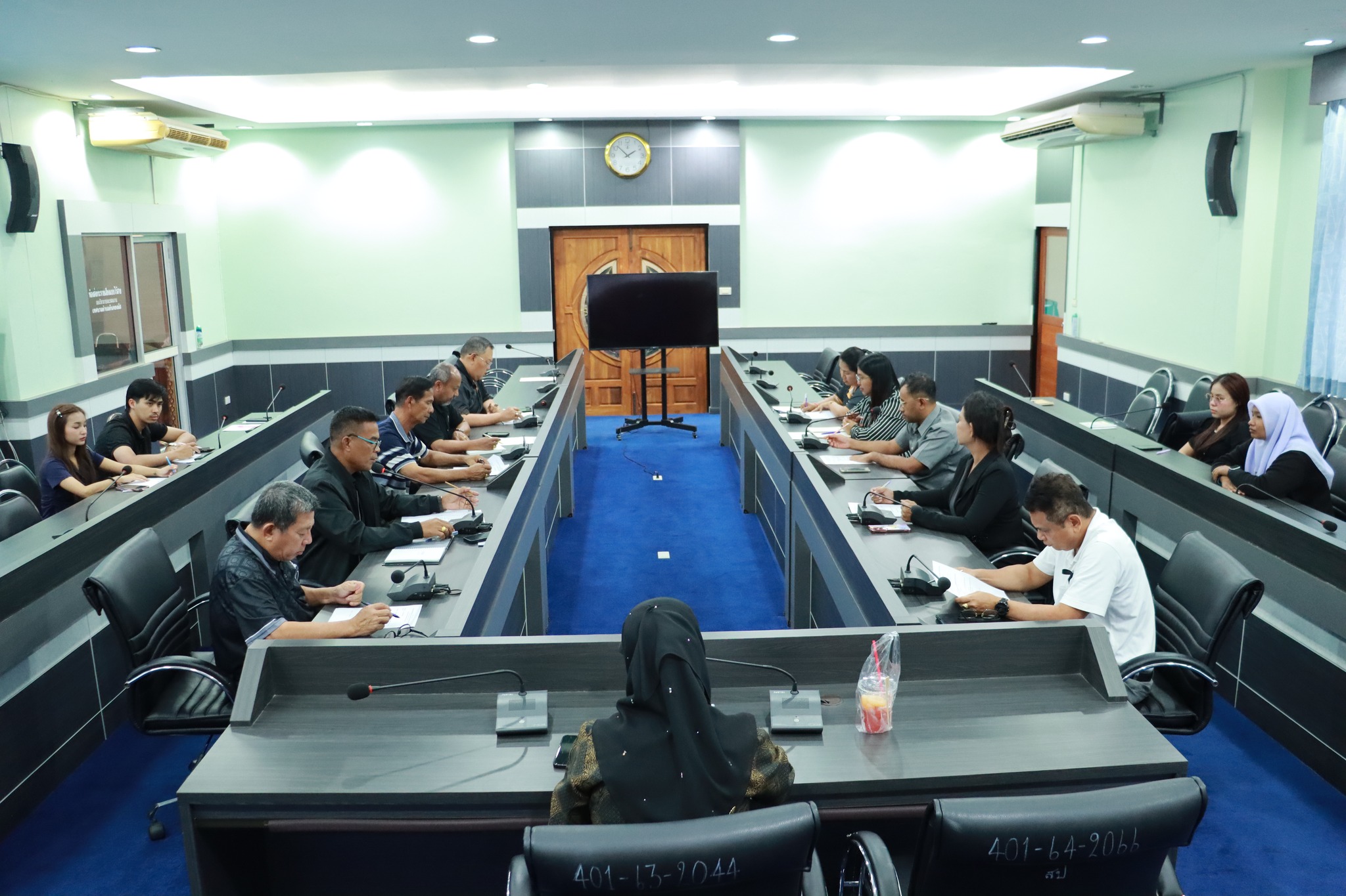การประชุมเพื่อเตรียมความพร้อมการดำเนินโครงการอนุรักษ์และสืบสานประเพณีวันขึ้นปีใหม่ ประจำปี พ.ศ.2569
วันอังคาร ที่ 2 ธันวาคม 2568 เวลา 13.30 น. ณ ห้องประชุมสภาเทศบาลตำบลตันหยงมัส ชั้น 3 นางสาวซารีนา มานะวณิชย์ นายกเทศมนตรีตำบลตันหยงมัส พร้อมด้วยคณะผู้บริหาร หัวหน้าส่วนราชการ และพนักงานเทศบาล เข้าร่วมการประชุมเตรียมความพร้อมการดำเนินโครงการอนุรักษ์และสืบสานประเพณีวันขึ้นปีใหม่ ประจำปี พ.ศ.2569 ในระหว่างวันพฤหัสบดี ที่ 1 มกราคม 2569 ณ วงเวียนลองกอง (หน้าสถานีรถไฟตันหยงมัส) และการจัดโครงการวันเด็กแห่งชาติ ประจำปี พ.ศ.2569 ในระหว่างวันเสาร์ ที่ 10 มกราคม 2569 ณ อาคารอเนกประสงค์ (จิตมงคล) เทศบาลตำบลตันหยงมัส เพื่อแจ้งข้อราชการที่สำคัญ ติดตามความก้าวหน้า ของผลการดำเนินงานตลอดจนการวางแผน และกำเนิดนโยบายการปฏิบัติงาน เพื่อให้การดำเนินงานเป็นไปด้วยความเรียบร้อย และการดำเนินการปรับปรุงภารกิจเร่งด่วนของเทศบาลในทุกส่วนงาน ทั้งนี้ ประชุมได้แจ้งปัญหา และอุปสรรคที่เกิดขึ้นพร้อมร่วมเสนอแนะในการแก้ไขปัญหาเพื่อให้เกิดประโยชน์ต่อประชาชนสูงสุด