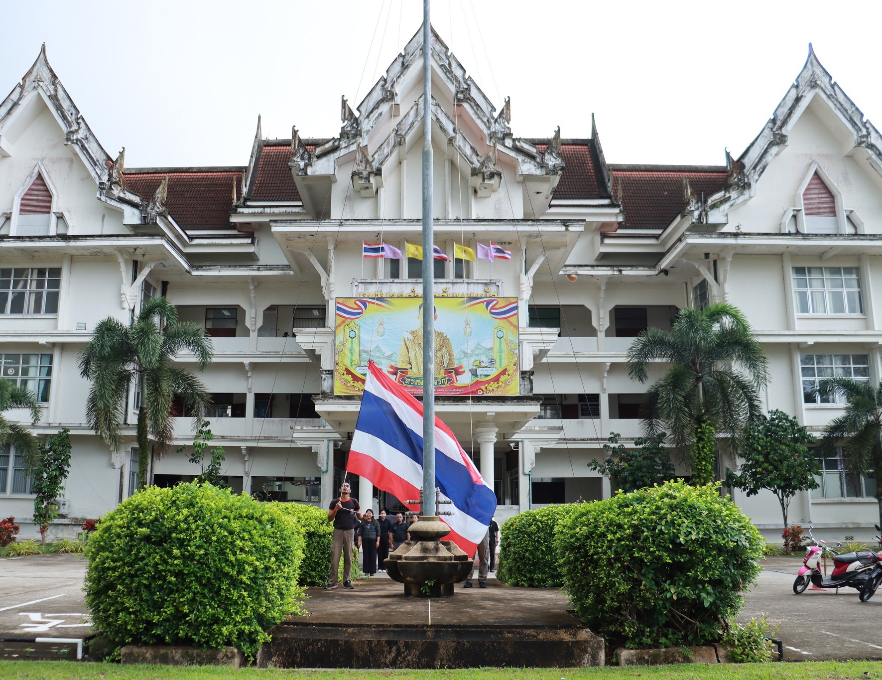 วันจันทร์ ที่ 8 ธันวาคม 2568  เวลา 08:00 น. ณ สำนักงานเทศบาลตำบลตันหยงมัส โดยมีข้าราชการ พนักงาน และลูกจ้างเทศบาลตำบลตันหยงมัสร่วมกิจกรรมเข้าแถวเคารพธงชาติ ร้องเพลงชาติไทย สวดมนต์ไหว้พระ และดุอาร์ เพื่อแสดงออกถึงความจงรักภักดีต่อชาติ ศาสนา และพระมหากษัตริย์ และเป็นการเตรียมความพร้อมก่อนการปฏิบัติหน้าที่ราชการในแต่ละสัปดาห์ ทุกวันจันทร์ อันจะเป็นการเพิ่มประสิทธิภาพในการทำงานเสริมสร้างความรักความสามัคคีในองค์กร 🇹🇭
