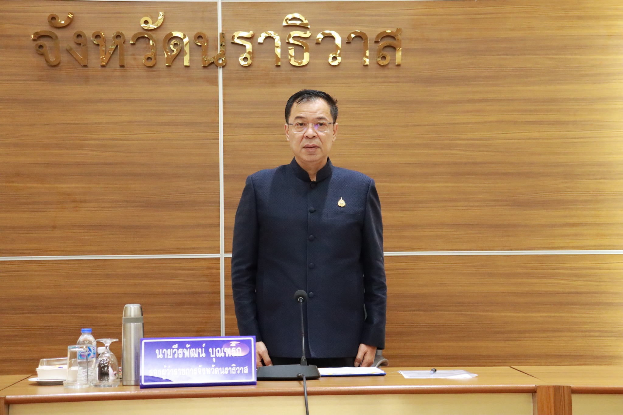 นายกเทศมนตรีตำบลตันหยงมัส เข้าร่วมกิจกรรมเนื่องในวันต่อต้านคอร์รัปชันสากล (ประเทศไทย) ภายใต้แนวคิด “HERO OF THE TRUTH ร่วมหยุดคอร์รัปชั่น”
วันอังคารที่ 9 ธันวาคม 2568 เวลา 08.30 น. นางสาวซารีนา มานะวณิชย์ นายกเทศมนตรีตำบลตันหยงมัส เข้าร่วมกิจกรรมเนื่องในวันต่อต้านคอร์รัปชันสากล (ประเทศไทย) ภายใต้แนวคิด “HERO OF THE TRUTH ร่วมหยุดคอร์รัปชั่น โดยมีนายวีรพัฒน์ บุญฑริก รองผู้ว่าราชการจังหวัดนราธิวาส เป็นประธานในพิธีและนำทุกภาคส่วนของจังหวัดนราธิวาส ร่วมกันประกาศเจตนารมณ์นโยบาย NO GIFT POLICY ร่วมมือกัน ดูแล ปกป้องผลประโยชน์ของประเทศชาติ และประพฤติปฏิบัติตน ด้วยความซื่อสัตย์สุจริต ไม่กระทำการทุจริต จะไม่ขอรับของขวัญและของกำนัลทุกชนิด ที่จะส่งผลให้เกิดการทุจริตและประพฤติมิชอบ ทั้งในปัจจุบันและอนาคต จะยึดมั่นในความยุติธรรม ยึดถือประโยชน์ส่วนรวมมากกว่าประโยชน์ส่วนตน จักปกป้องเทิดทูนสถาบันชาติ ศาสนา พระมหากษัตริย์ และเจริญรอยตามเบื้องพระยุคลบาทพระบาทสมเด็จพระเจ้าอยู่หัว ด้วยจิตอาสา พร้อมทำความดี ด้วยหัวใจ ตลอดไป