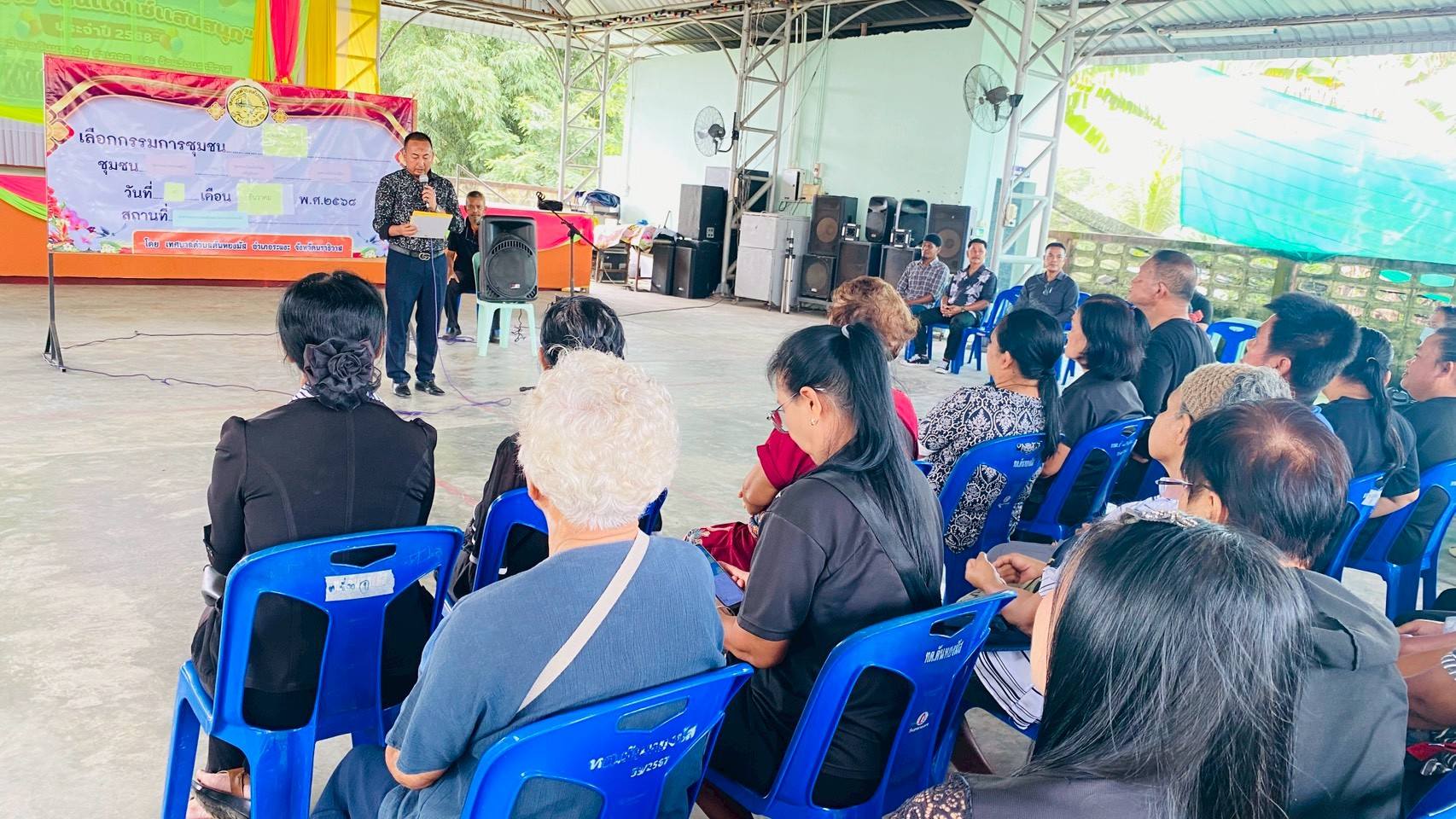 วันที่ 9 ธันวาคม 2568 ณ อาคารอเนกประสงค์จิตมงคลเทศบาลตำบลตันหยงมัส กองสวัสดิการสังคม เทศบาลตำบลตันหยงมัส ได้ดำเนินการคัดเลือกคณะกรรมการชุมชน “ชุมชนโรงภาพยนตร์ตันหยงมัส” นางสาวซารีนา มานะวณิชย์ นายกเทศมนตรีตำบลตันหยงมัส นายกูเปาซัน สุริยะสุนทร รองนายกเทศมนตรี เป็นประธานในพิธีเปิดการประชุมดังกล่าว พร้อมด้วยคณะผู้บริหาร สมาชิกสภาเทศบาล หัวหน้าส่วนราชการ พนักงานเทศบาล และพี่น้องประชาชนภายในชุมชนตลาดกลางผลไม้,ชุมชนเจริญศึกษา และชุมชนแหลมทองวิทยา เข้าร่วมเพื่อคัดเลือกคณะกรรมการชุมชน ซึ่งที่ประชุมโดยคนในชุมชนได้เสนอรายชื่อบุคคลที่มีคุณสมบัติ และไม่มีลักษณะต้องห้ามเป็นกรรมการชุมชนจำนวน 3 ชุมชน ชุมชนละ 5 ท่าน ดังต่อไปนี้