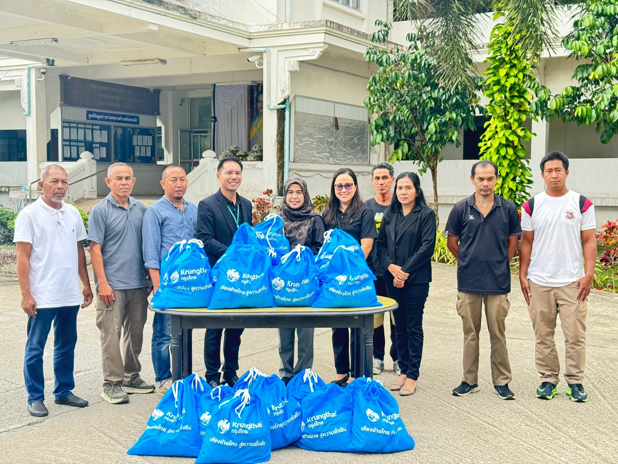 วันพฤหัสบดี ที่ 11 ธันวาคม 2568 เทศบาลตำบลตันหยงมัส ได้รับมอบถุงยังชีพจำนวน 25ชุด จากผู้จัดการ ธนาคารกรุงไทย สาขาตันหยงมัส  โดยมีนางสาวซารีนา มานะวณิชย์ นายกเทศมนตรีตำบลตันหยงมัส และนายกูเปาซัน สุริยะสุนทร รองนายกเทศมนตรี เป็นผู้แทนรับมอบถุงยังชีพดังกล่าว เพื่อใช้ในการบรรเทาความเดือดร้อนของประชาชนที่ได้รับผลกระทบจากสถานการณ์อุทกภัยในพื้นที่ตำบลตันหยงมัส
โดยถุงยังชีพทั้งหมดจะถูกนำไปแจกจ่ายให้แก่ผู้ประสบภัยในพื้นที่เสี่ยงและพื้นที่ที่ได้รับผลกระทบอย่างเร่งด่วน เพื่อช่วยให้ประชาชนสามารถดำรงชีวิตประจำวันได้ในเบื้องต้น
🙏 เทศบาลตำบลตันหยงมัส ขอขอบคุณธนาคารกรุงไทย สาขาตันหยงมัส ที่ให้การสนับสนุนและแสดงน้ำใจต่อพี่น้องชาวเทศบาลตำบลตันหยงมัส ซึ่งถือเป็นพลังสำคัญในการร่วมกันฟื้นฟูและก้าวผ่านสถานการณ์อุทกภัยครั้งนี้ไปด้วยกันครับ