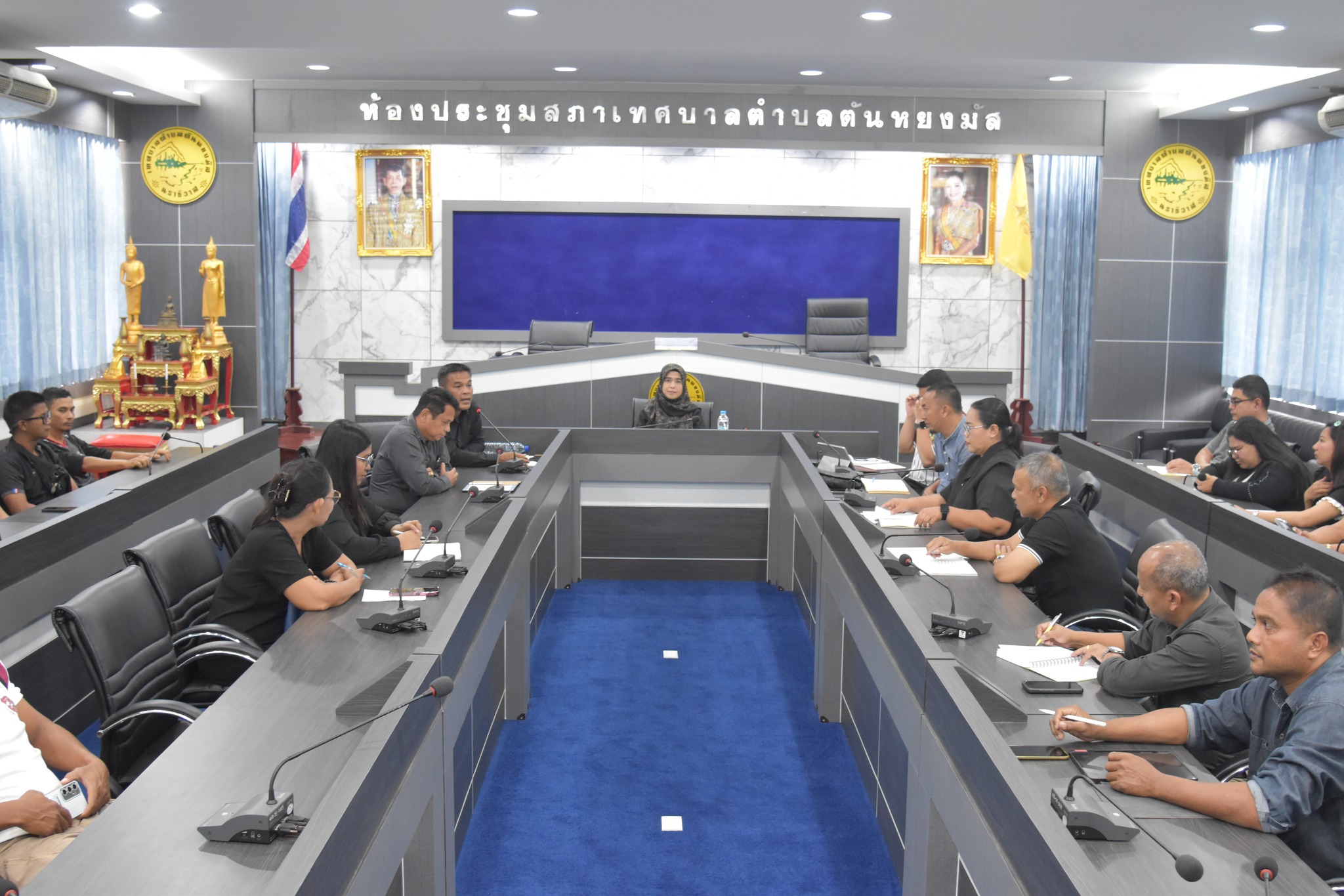 การประชุมถอดบทเรียนอุทกภัยที่ผ่าน ประจำปี พ.ศ.2568 
วันที่ 11 ธันวาคม 2568 เวลา 10.00 น. ณ ห้องประชุมสภาเทศบาล ชั้น 3 นางสาวซารีนา มานะวณิชย์ นายกเทศมนตรีตำบลตันหยงมัส เป็นประธานการประชุมถอดบทเรียนอุทกภัยที่ผ่านมา พร้อมด้วยคณะผู้บริหาร สมาชิกสภาเทศบาล หัวหน้าส่วนราชการ และพนักงานเทศบาลเข้าร่วมการประชุมดังกล่าว
ที่ประชุมได้สรุปปัญหาและอุปสรรคในการปฏิบัติงานช่วงน้ำท่วม พร้อมร่วมกันเสนอแนวทางแก้ไขและวางแผนแบ่งหน้าที่รับผิดชอบให้ชัดเจน เพื่อเพิ่มประสิทธิภาพการช่วยเหลือประชาชนและเตรียมความพร้อมหากเกิดอุทกภัยในอนาคต
นายกเทศมนตรีกล่าวขอบคุณทุกฝ่ายที่ร่วมมือกันจนสามารถลดความเสียหายจากสถานการณ์น้ำท่วมที่ผ่านมาได้อย่างมาก