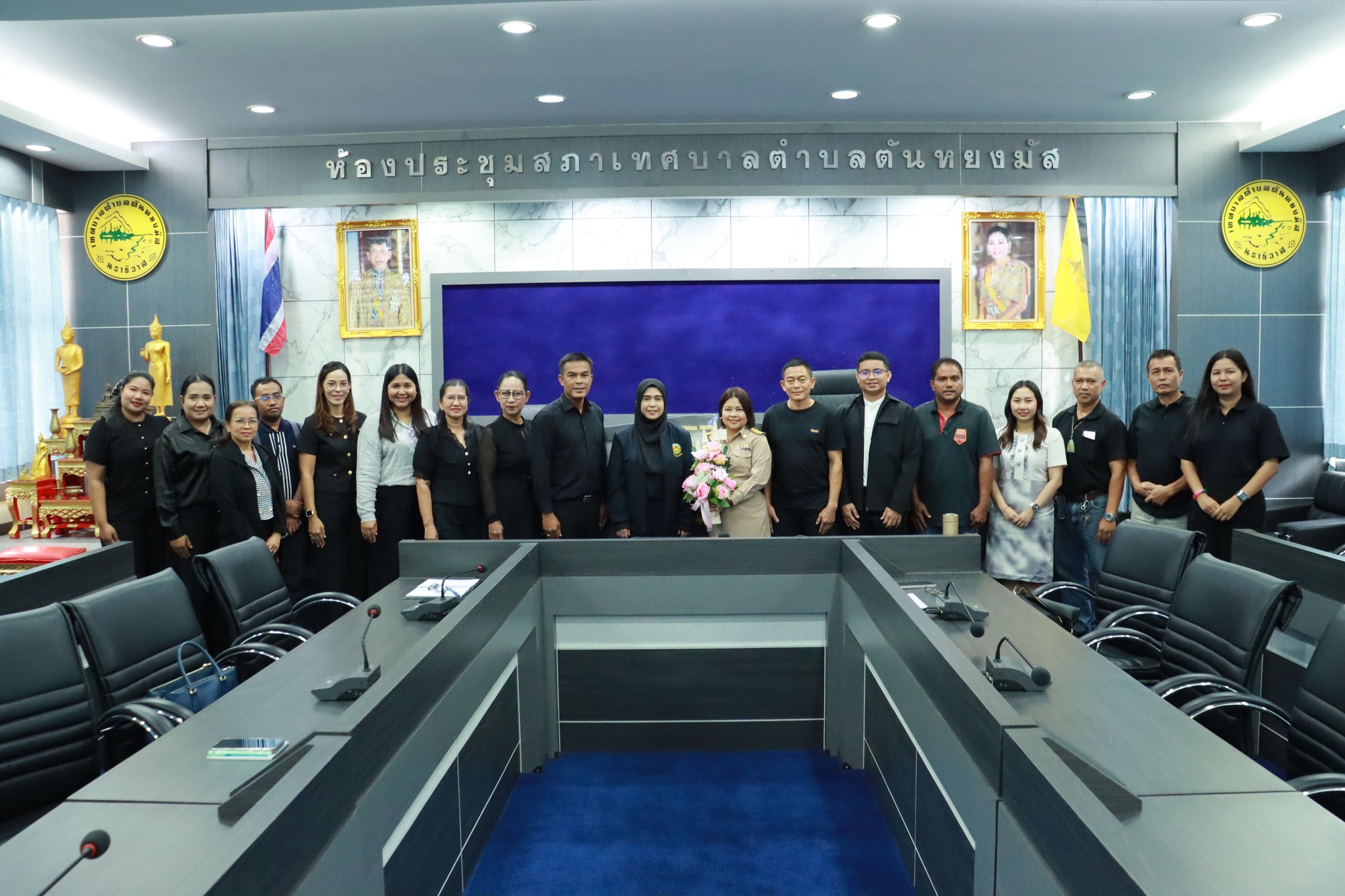 🎉✨ ยินดีต้อนรับข้าราชการโอนย้าย สู่ครอบครัวเทศบาลตําบลตันหยงมัส  
วันจันทร์ ที่ 15 เดือนธันวาคม พ.ศ.2568 เวลา 09.30 น. ณ ห้องประชุมสภาเทศบาลตำบลตันหยงมัส ชั้น 3 นำโดยนางสาวซารีนา มานะวณิชย์ นายกเทศมนตรีตำบลตันหยงมัส พร้อมด้วยนายณัฐวัตร รับไซ เลขานุการนายกเทศมนตรี,นายสุเมธ เพ็ชรรัตน์ ปลัดเทศบาล ,นายนพพร จันทร์แก้ว รองปลัดเทศบาล, หัวหน้าส่วนราชการและพนักงานเจ้าหน้าที่เทศบาลตำบลตันหยงมัส  ร่วมให้การต้อนรับ นางสาวภคมณพรรณ ทวีภัทรโชคหิรัญ
หัวหน้าฝ่ายบริหารงานทั่วไป กองยุทธศาสตร์และงบประมาณ เทศบาลนครภูเก็ต อำเภอเมืองภูเก็ต จังหวัดภูเก็ต โอนย้ายมาดำรงตำแหน่ง หัวหน้าฝ่ายบริหารงานทั่วไป  (นักบริหารงานทั่วไป ระดับต้น) สังกัดกองยุทธศาสตร์ จากเทศบาลนครภูเก็ต เนื่องในโอกาสมาดำรงตำแหน่ง หัวหน้าฝ่ายแผนงานและงบประมาณ เทศบาลตำบลตันหยงมัส อำเภอระแงะ จังหวัดนราธิวาส