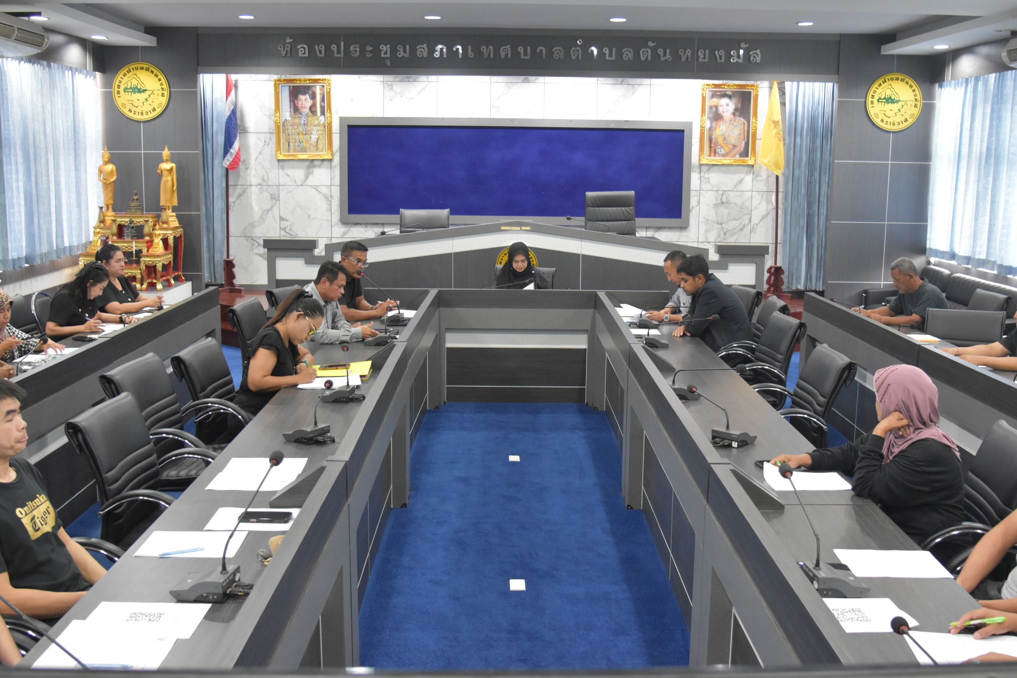 วันที่ 12 ธันวาคม 2568 เวลา 13.30 ณ ห้องประชุมสภาเทศบาลตำบลตันหยงมัส ชั้น 3นางสาวซารีนา มานะวณิชย์ นายกเทศมนตรีตำบลตันหยงมัส นายกูเปาซัน สุริยะสุนทร รองนายกเทศมนตรี พร้อมด้วยคณะผู้บริหารเทศบาล สมาชิกสภาเทศบาล  ปลัดเทศบาล รองปลัดเทศบาล ผู้อำนวยการกอง หัวหน้าส่วนราชการ พนักงานเทศบาล และคณะกรรมการชุมชน 5 ชุมชน ได้แก่ ชุมชนโรงเรียนเจริญศึกษา/ ชุมชนตลาดกลางผลไม้ / ชุมชนโรงเรียนแหลมทอง / ชุมชนวงเวียนลองกอง / ชุมชนสุขาบาล9