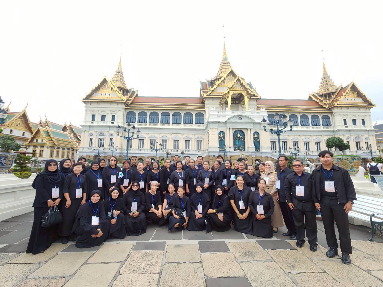 เทศบาลตำบลตันหยงมัส น้อมถวายความอาลัยสมเด็จพระบรมราชชนนีพันปีหลวง พร้อมศึกษาดูงานด้านสิ่งแวดล้อมและการอนุรักษ์ทรัพยากรธรรมชาติ
วันที่ 10 ธันวาคม 2568 เทศบาลตำบลตันหยงมัส โดย นางสาวซารีนา มานะวณิชย์ นายกเทศมนตรีตำบลตันหยงมัส มอบหมายให้สำนักปลัดเทศบาล จัดทำโครงการเชิดชูสถาบันชาติ ศาสนา พระมหากษัตริย์ กิจกรรม : ถวายบังคมพระบรมศพ และศึกษาดูงานโครงการพระราชดำริ นำโดย นายสว่าง อกนิษฐ์กุล รองนายกเทศมนตรี และ นางปณิตตา จิตมงคล นักทรัพยากรบุคคลปฏิบัติการ นำคณะผู้เข้าร่วมโครงการเดินทางไป ถวายความอาลัยแด่สมเด็จพระนางเจ้าสิริกิติ์ พระบรมราชินีนาถ พระบรมราชชนนีพันปีหลวง ณ พระที่นั่งดุสิตมหาปราสาท ในพระบรมมหาราชวัง กรุงเทพมหานคร เพื่อแสดงออกถึงความจงรักภักดี และสำนึกในพระมหากรุณาธิคุณอันหาที่สุดมิได้ ที่พระองค์ทรงมีต่อพสกนิกรชาวไทยตลอดรัชสมัย