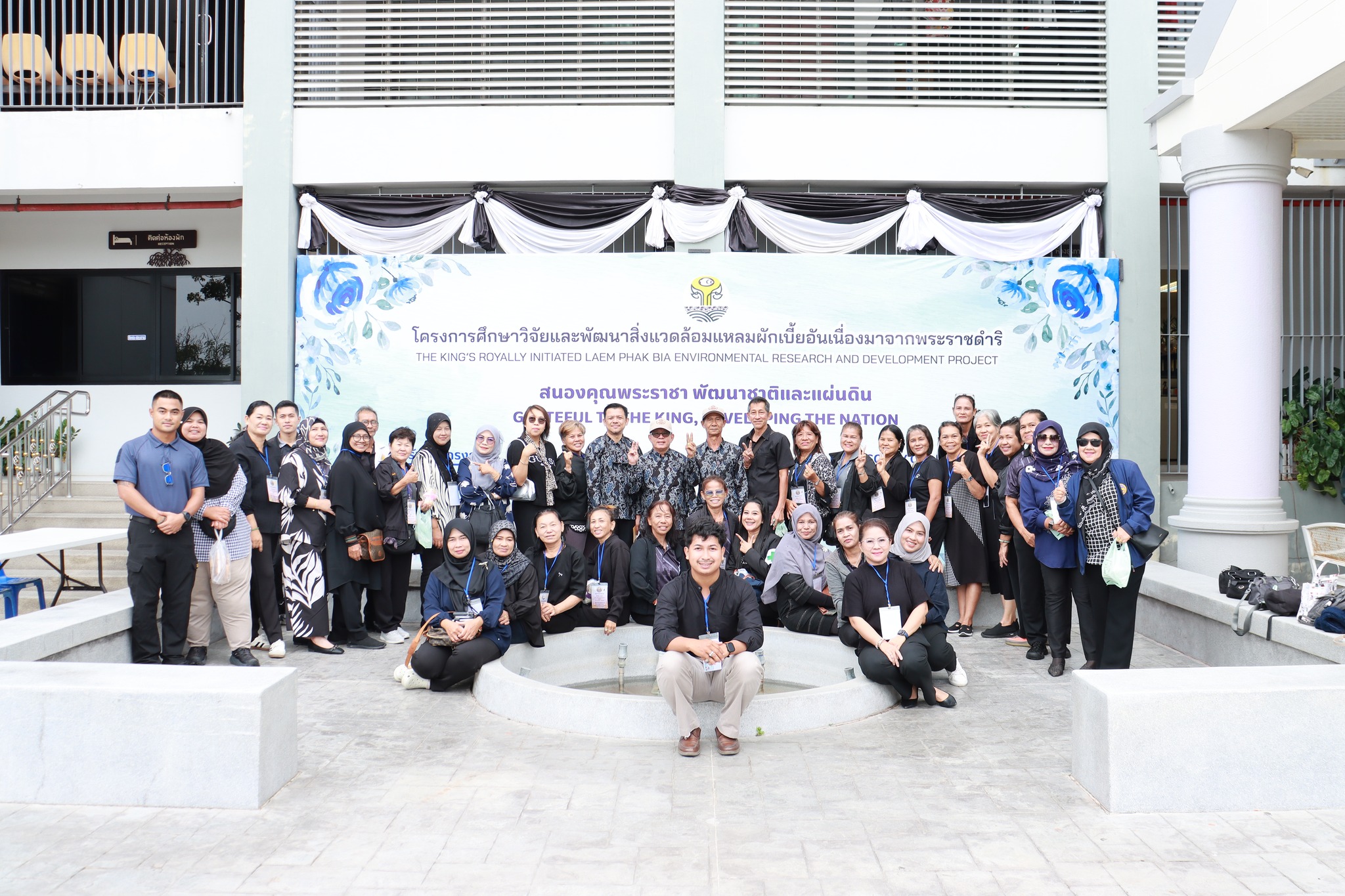 เทศบาลตำบลตันหยงมัส น้อมถวายความอาลัยสมเด็จพระบรมราชชนนีพันปีหลวง พร้อมศึกษาดูงานด้านสิ่งแวดล้อมและการอนุรักษ์ทรัพยากรธรรมชาติ
วันที่ 10 ธันวาคม 2568 เทศบาลตำบลตันหยงมัส โดย นางสาวซารีนา มานะวณิชย์ นายกเทศมนตรีตำบลตันหยงมัส มอบหมายให้สำนักปลัดเทศบาล จัดทำโครงการเชิดชูสถาบันชาติ ศาสนา พระมหากษัตริย์ กิจกรรม : ถวายบังคมพระบรมศพ และศึกษาดูงานโครงการพระราชดำริ นำโดย นายสว่าง อกนิษฐ์กุล รองนายกเทศมนตรี และ นางปณิตตา จิตมงคล นักทรัพยากรบุคคลปฏิบัติการ นำคณะผู้เข้าร่วมโครงการเดินทางไป ถวายความอาลัยแด่สมเด็จพระนางเจ้าสิริกิติ์ พระบรมราชินีนาถ พระบรมราชชนนีพันปีหลวง ณ พระที่นั่งดุสิตมหาปราสาท ในพระบรมมหาราชวัง กรุงเทพมหานคร เพื่อแสดงออกถึงความจงรักภักดี และสำนึกในพระมหากรุณาธิคุณอันหาที่สุดมิได้ ที่พระองค์ทรงมีต่อพสกนิกรชาวไทยตลอดรัชสมัย