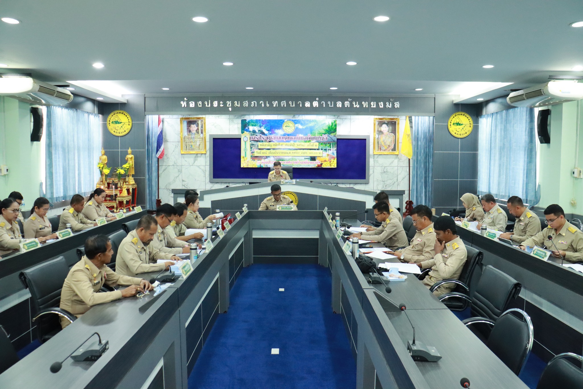 วันพฤหัสบดี ที่ 18 ธันวาคม 2568 เวลา 10.00 น. การประชุมสภาเทศบาลตำบลตันหยงมัส สมัยสามัญ สมัยที่ 4 ประจำปี 2568 ครั้งที่ 1 ณ ห้องประชุมสภาเทศบาลตำบลตันหยงมัส ชั้น 3 นายสุรัตน์ ตันติยะสกุล ประธานสภาเทศบาลตำบลตันหยงมัส เป็นประธานเปิดการประชุมสภาเทศบาลตำบลตันหยงมัส สมัยสามัญ สมัยที่ 4 ประจำปี 2568 ครั้งที่ 1 โดยมีนางสาวซารีนา มานะวณิชย์ นายกเทศมนตรีตำบลตันหยงมัส พร้อมด้วยคณะผู้บริหาร สมาชิกสภาเทศบาล,ปลัดเทศบาล หัวหน้าส่วนราชการ และได้มีการแนะนำตัวพนักงานเทศบาลที่มชโอนย้ายจำนวน 1 ท่าน ได้แก่ นายนุห์ สาและตำแหน่งหัวหน้าฝ่ายป้องกัน องค์การบริหารส่วนตำบลส่วนตำบลบางยอ อำเภอพระประแดง จังหวัดสมุครปราการ โอนย้ายมาดำรงตำแหน่ง หัวหน้าฝ่ายบริหารงานทั่วไป กองการศึกษา เทศบาลตำบลตันหยงมัส เข้าร่วมประชุมดังกล่าว