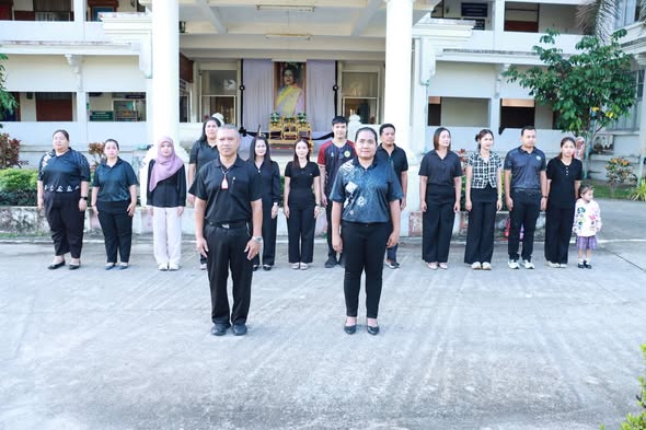 ร่วมกิจกรรมเข้าแถวเคารพธงชาติ ร้องเพลงชาติไทย สวดมนต์ไหว้พระ และดุอาร์