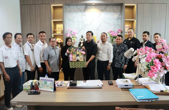 📌 เทศบาลตำบลตันหยงมัส ร่วมมอบกระเช้าอวยพรปีใหม่ 2569 ผู้บริหารระดับจังหวัดนราธิวาส