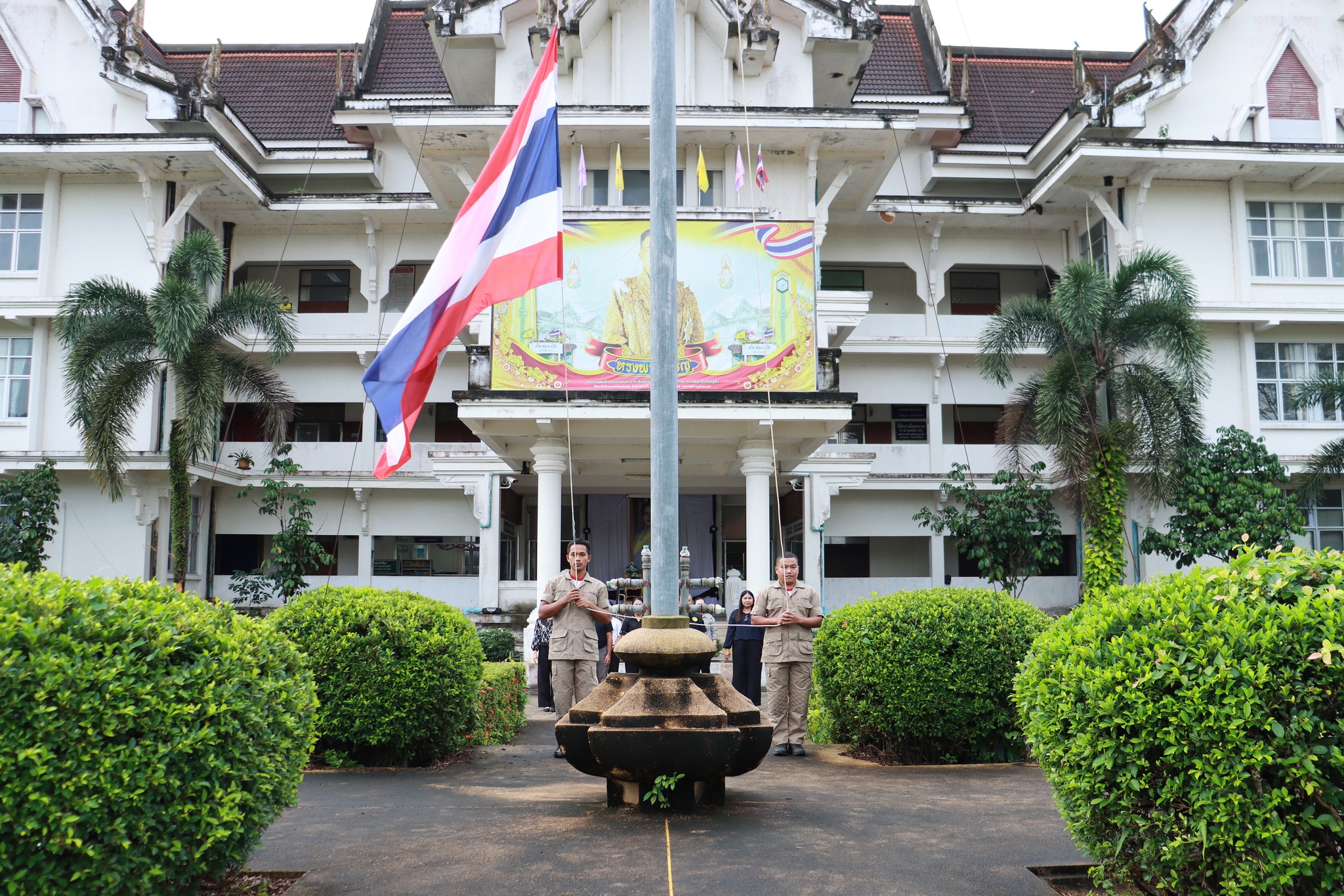 วันจันทร์ ที่ 29 ธันวาคม 2568  เวลา 08:00 น. ณ สำนักงานเทศบาลตำบลตันหยงมัส โดยมีข้าราชการ พนักงาน และลูกจ้างเทศบาลตำบลตันหยงมัสร่วมกิจกรรมเข้าแถวเคารพธงชาติ ร้องเพลงชาติไทย สวดมนต์ไหว้พระ และดุอาร์ เพื่อแสดงออกถึงความจงรักภักดีต่อชาติ ศาสนา และพระมหากษัตริย์ และเป็นการเตรียมความพร้อมก่อนการปฏิบัติหน้าที่ราชการในแต่ละสัปดาห์ ทุกวันจันทร์ อันจะเป็นการเพิ่มประสิทธิภาพในการทำงานเสริมสร้างความรักความสามัคคีในองค์กร 🇹🇭