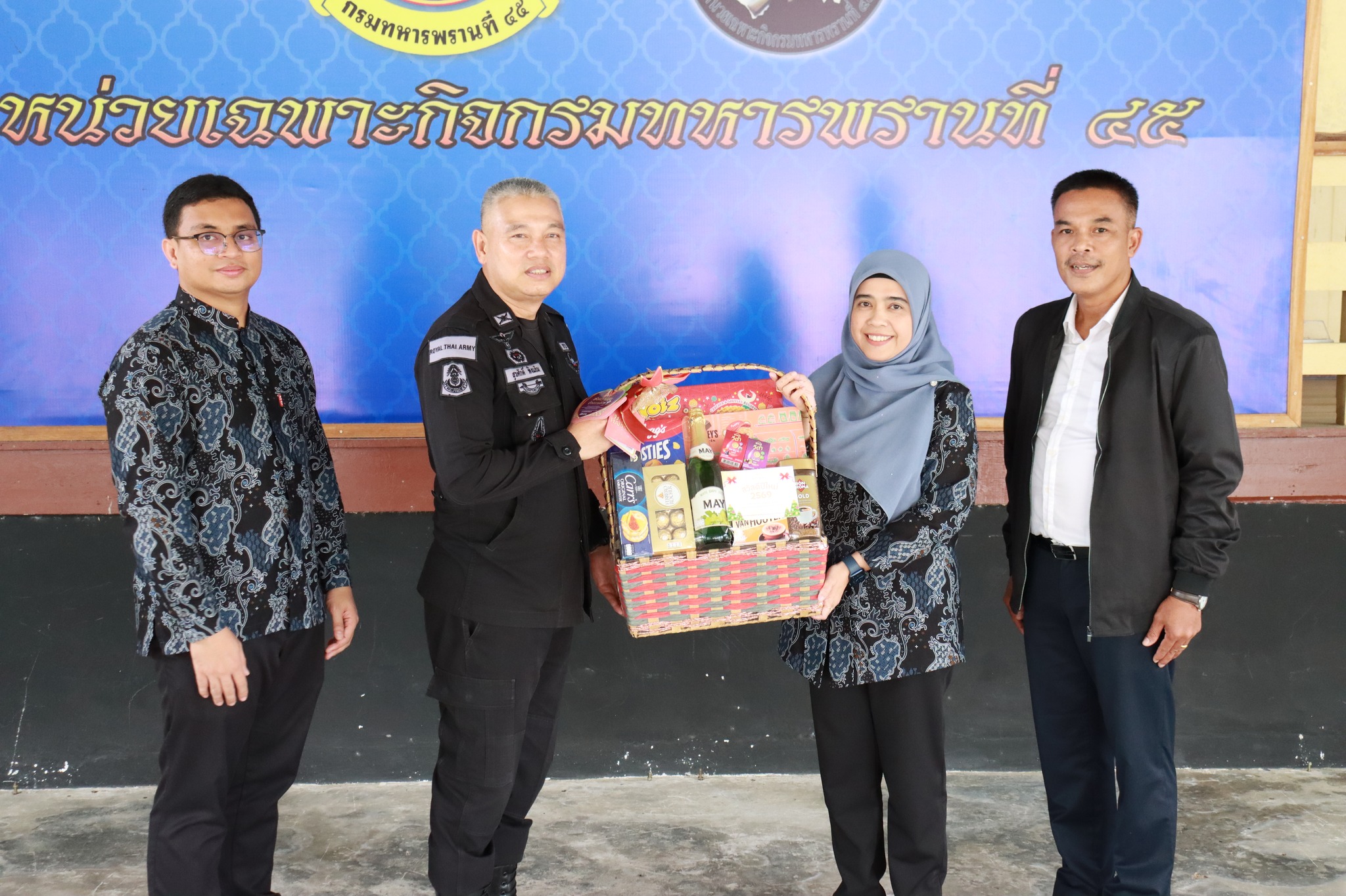เทศบาลตำบลตันหยงมัส ร่วมมอบกระเช้าอวยพรปีใหม่ 2569 สานสัมพันธ์หน่วยงานในพื้นที่
วันศุกร์ที่ 26 ธันวาคม 2568 เวลา 08.00 น. เทศบาลตำบลตันหยงมัส นำโดย นางสาวซารีนา มานะวณิชย์ นายกเทศมนตรีตำบลตันหยงมัส พร้อมด้วยคณะผู้บริหาร สมาชิกสภาเทศบาล ปลัดเทศบาล และรองปลัดเทศบาล ร่วมเข้ามอบกระเช้าและอวยพรเนื่องในโอกาสเทศกาลขึ้นปีใหม่ พ.ศ. 2569 เพื่อแสดงความเคารพ ความปรารถนาดี และกระชับความสัมพันธ์อันดีระหว่างหน่วยงานในพื้นที่ ในการนี้ คณะผู้บริหารเทศบาลตำบลตันหยงมัส ได้เข้าพบและมอบกระเช้าอวยพรแก่
-พ.อ.สุรศักดิ์ พึ่งแย้ม ผู้บังคับหน่วยเฉพาะกิจกรมทหารพรานที่ 45
-นายแพทย์ทศพล ปุสวิโร นายแพทย์โรงพยาบาลระแงะ
-นายตอฮีรน หะยีเลาะแม ผู้อำนวยการสำนักงานเขตพื้นที่การศึกษาประถมศึกษานราธิวาส เขต 3
-ผู้อำนวยการสาธารณสุขอำเภอระแงะ
บรรยากาศเป็นไปด้วยความอบอุ่น เป็นกันเอง สะท้อนถึงความร่วมมืออันดีระหว่างองค์กรปกครองส่วนท้องถิ่นกับหน่วยงานภาครัฐในทุกภาคส่วน อันจะนำไปสู่การบูรณาการการทำงานร่วมกันอย่างมีประสิทธิภาพ เพื่อประโยชน์สุข ความมั่นคง และคุณภาพชีวิตที่ดีของพี่น้องประชาชนในเขตพื้นที่ตำบลตันหยงมัสอย่างยั่งยืนต่อไป