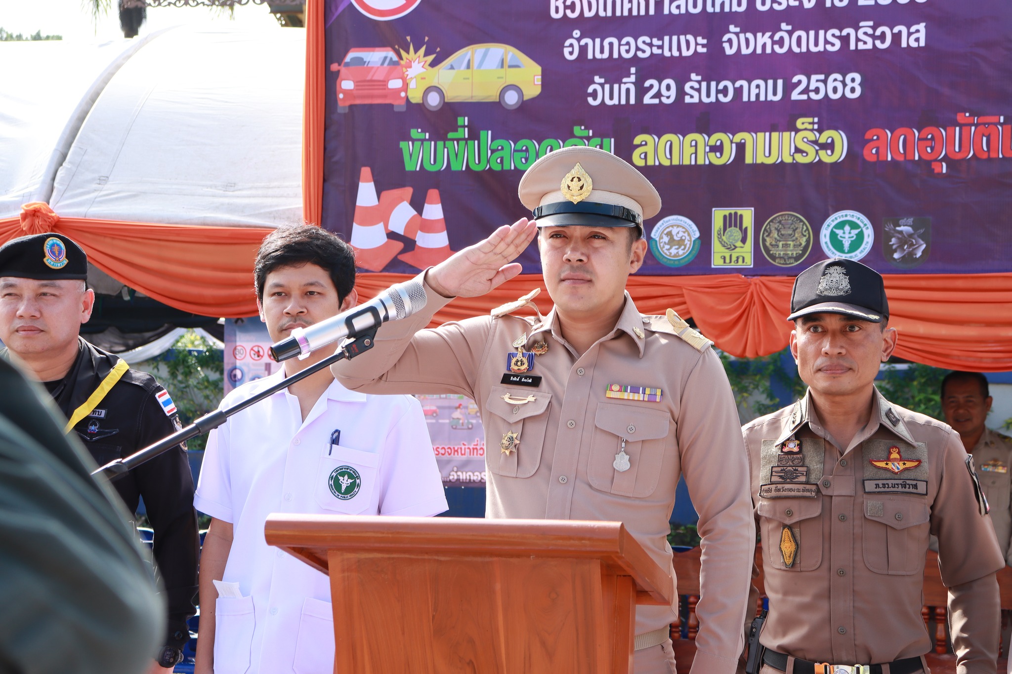 วันที่ 29 ธันวาคม 2568 เวลา 11.00 น. เทศบาลตำบลตันหยงมัส นางสาวซารีนา มานะวณิชย์ นายกเทศมนตรีตำบลตันหยงมัส มอบหมายให้นายธานินทร์ สุวรรณมณี หัวหน้าฝ่ายปกครอง เข้าร่วมการประชุมเตรียมความพร้อมและซักซ้อมแผนเผชิญเหตุประจำเดือนธันวาคม 2568 โดยมี พ.อ.อาณัติ ดำนงค์ เสนาธิการ หน่วยเฉพาะกิจนราธิวาส ให้เกียรติมาเป็นประธานการประชุมดังกล่าว พร้อมด้วย นายอำเภอระแงะ/ผอ.ศปก.อ.ระแงะ และหน่วยงานราชการที่เกี่ยวข้อง เข้าร่วมการประชุม ณ ห้องประชุมตันหยงมัส ชั้น 2 ที่ว่าการอำเภอระแงะ จังหวัดนราธิวาส
เวลาต่อมา นายธานินทร์ สุวรรณมณี หัวหน้าฝ่ายปกครอง พร้อมด้วยงานป้องกันและบรรเทาสาธารณภัย สักนักปลัดเทศบาลตำบลตันหยงมัส ร่วมซักซ้อมแผนเผชิญเหตุรักษาความปลอดภัยพื้นที่เขตเทศบาลตำบลตันหยงมัสประจำเดือนธันวาคม พ.ศ.2568 เพื่อเตรียมความพร้อมในการซักซ้อม เพิ่มความใจ เพิ่มทักษะ สร้างความเข้าใจคุ้นเคย ในการแก้ไขปัญหาสถานการณ์ความรุงแรงที่เกิดขึ้น และการบริหารที่เกิดขึ้นในพื้นที่ อีกทั้งยังเป็นการประสานการปฏิบัติการร่วมกันกับกำลัง 3 ฝ่าย โดยเน้นการซักซ้อมการป้องกัน ก่อนเกิดเหตุรวมทั้งการนำองค์กรภาครัฐ เอกชน องค์กรปกครองส่วนท้องถิ่น เกี่ยวข้องเข้าร่วมการซักซ้อม โดยจำลองสถานการณ์การเกิดเหตุในพื้นที่เขตเทศบาลตำบลตันหยงมัส