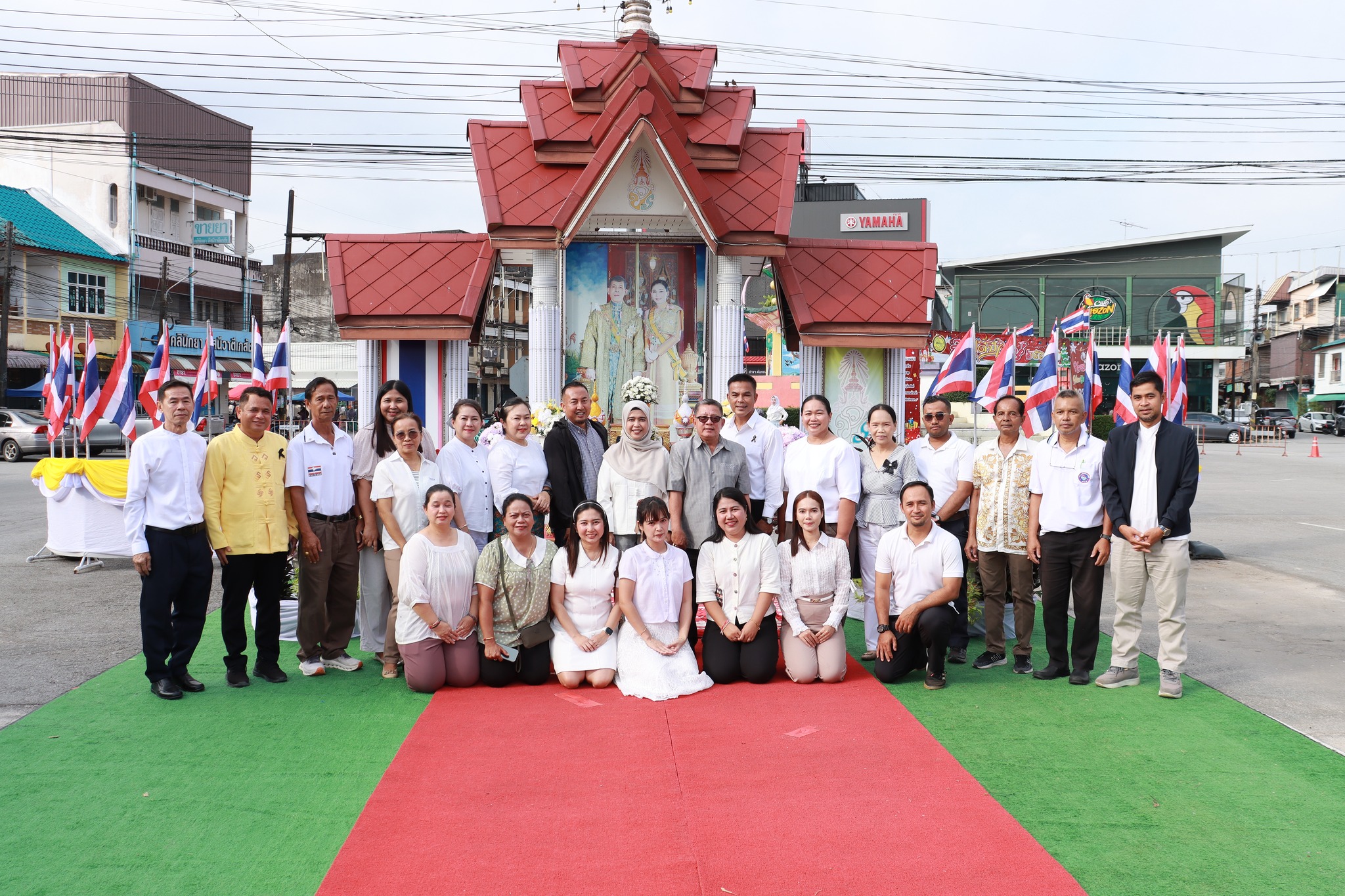(EP.2) พิธีทำบุญตักบาตรโครงการอนุรักษ์และสืบสานประเพณีวันขึ้นปีใหม่ ประจำปี พ.ศ. 2569
วันที่ 1 มกราคม 2569 เวลา 06.30 น. ณ วงเวียนลองกอง (หน้าสถานีรถไฟตันหยงมัส) นางสาวซารีนา มานะวณิชย์ นายกเทศมนตรีตำบลตันหยงมัส นำคณะผู้บริหาร สมาชิกสภาเทศบาล หัวหน้าส่วนราชการ พนักงานเทศบาล พร้อมด้วย ที่ว่าการอำเภอระแงะ , สภ.ระแงะ , หน่วยเฉพาะกิจกรมทหารพรานที่ 45 และพุทธศาสนิกชนในพื้นที่ เข้าร่วมในพิธีทำบุญตักบาตรโครงการอนุรักษ์และสืบสานประเพณีวันขึ้นปีใหม่ พ.ศ.2569 โดยมี นายสว่าง อกนิษฐ์กุล รองนายกเทศมนตรีตำบลตันหยงมัส ให้เกียรติเป็นประธานพิธีในครั้งนี้
ต่อมา พระครูการุณยนิวิฐที่ปรึกษาเจ้าคณะจังหวัดนราธิวาส พร้อมด้วยนายธีรศักดิ์ สังขโชติ นายอำเภอระแงะ และนางสาวซารีนา มานะวณิชย์ นายกเทศมนตรีตำบลตันหยงมัส ได้กล่าวคำอวยพร เนื่องในโอกาสวันขึ้นปีใหม่ 2569 แก่ประชาชนชาวตันหยงมัส โดยขออาราธนาให้สิ่งศักดิ์สิทธิ์ที่ทุกท่าน ครอบครัว เคารพนับถือ ได้โปรดดลบันดาลให้พี่น้อง ชาวตันหยมัสและครอบครัว ทุกท่านประสบแต่ความสุข ความเจริญ ปราศจากโรคภัยไข้เจ็บ แคล้วคลาดจากภัยอันตรายทั้งปวง และขอให้มีความสุขทั่วทุกคนตลอดไป และพร้อมรับชมการแสดงรำอวยพรปีใหม่ (จากชุมชนโรงเรียนเจริญศึกษา)
ทั้งนี้ นางสาวซารีนา มานะวณิชย์ นายกเทศมนตรีตำบลตันหยงมัส พร้อมคณะผู้บริหาร และสมาชิกสภาเทศบาล ร่วมมอบปฏิทินปีใหม่ พ.ศ. 2569 ให้กับพุทธศาสนิกชนที่เข้ามาร่วมพิธี เพื่อเป็นของที่ระลึกและสื่อแทนคำอวยพรเนื่องในเทศกาลปีใหม่