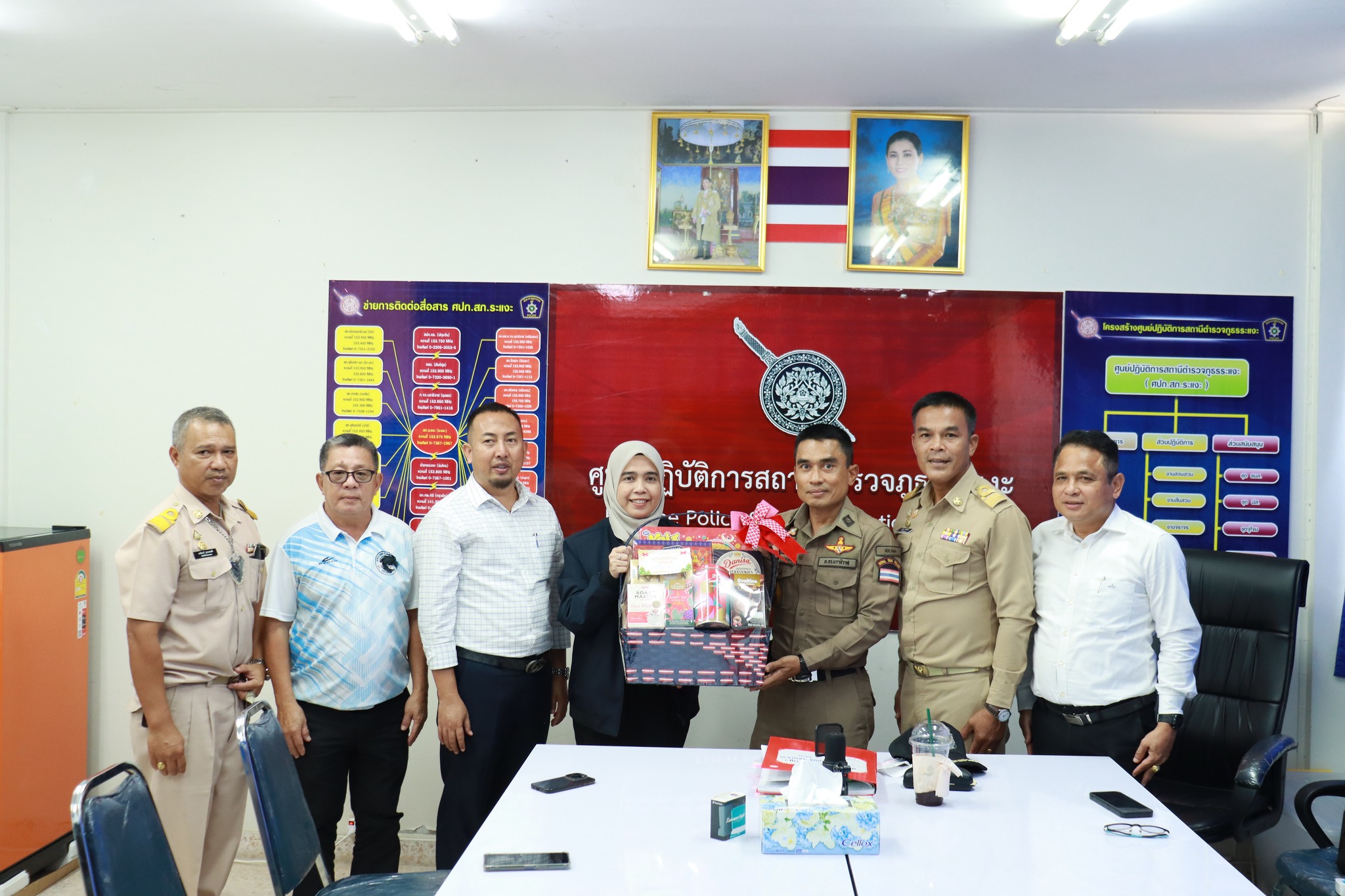 เทศบาลตำบลตันหยงมัส ร่วมมอบกระเช้าอวยพรปีใหม่ 2569 สานสัมพันธ์หน่วยงานในพื้นที่
วันจันทร์ ที่5 มกราคม 2569 เวลา 14.00 น. เทศบาลตำบลตันหยงมัส นำโดย นางสาวซารีนา มานะวณิชย์ นายกเทศมนตรีตำบลตันหยงมัส พร้อมด้วยคณะผู้บริหาร สมาชิกสภาเทศบาล ปลัดเทศบาล และรองปลัดเทศบาล ร่วมเข้ามอบกระเช้าและอวยพรเนื่องในโอกาสเทศกาลขึ้นปีใหม่ พ.ศ. 2569 เพื่อแสดงความเคารพ ความปรารถนาดี และกระชับความสัมพันธ์อันดีระหว่างหน่วยงานในพื้นที่ ในการนี้ คณะผู้บริหารเทศบาลตำบลตันหยงมัส
ได้เข้าพบและมอบกระเช้าอวยพรแก่
-พ.ต.อ.ศุภชัช ณ พัทลุง ผผก.สภ ระแงะ
บรรยากาศเป็นไปด้วยความอบอุ่น เป็นกันเอง สะท้อนถึงความร่วมมืออันดีระหว่างองค์กรปกครองส่วนท้องถิ่นกับหน่วยงานภาครัฐในทุกภาคส่วน อันจะนำไปสู่การบูรณาการการทำงานร่วมกันอย่างมีประสิทธิภาพ เพื่อประโยชน์สุข ความมั่นคง และคุณภาพชีวิตที่ดีของพี่น้องประชาชนในเขตพื้นที่ตำบลตันหยงมัสอย่างยั่งยืนต่อไป
