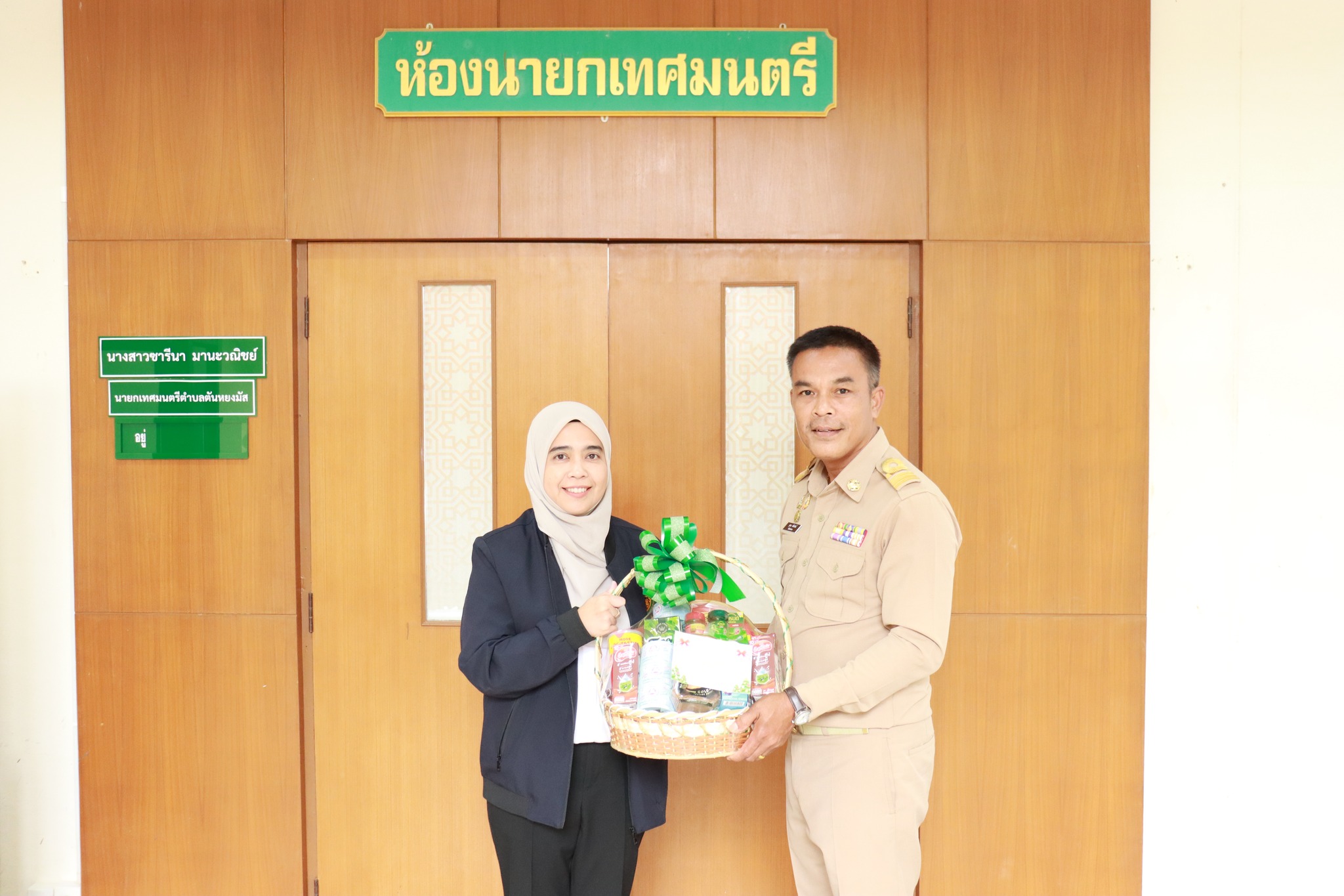 วันจันทร์ ที่ 5 มกราคม พ.ศ. 2569 นางสาวซารีนา มานะวณิชย์ นายกเทศมนตรีตำบลตันหยงมัส มอบกระเช้าของขวัญและกล่าวอวยพรเนื่องในโอกาสเทศกาลขึ้นปีใหม่ พุทธศักราช 2569 ให้แก่ นายสุเมธ เพ็ชรรัตน์ ปลัดเทศบาลตำบลตันหยงมัส เพื่อเป็นขวัญและกำลังใจในการปฏิบัติหน้าที่
ต่อมา นายสุเมธ เพ็ชรรัตน์ ปลัดเทศบาลตำบลตันหยงมัส พร้อมด้วย นายนพพร จันทร์แก้ว รองปลัดเทศบาลตำบลตันหยงมัส หัวหน้าส่วนราชการ และพนักงานเทศบาลตำบลตันหยงมัส ร่วมมอบกระเช้าของขวัญและกล่าวอวยพรปีใหม่แด่ นางสาวซารีนา มานะวณิชย์ นายกเทศมนตรีตำบลตันหยงมัส เนื่องในโอกาสเดียวกัน
บรรยากาศเป็นไปด้วยความอบอุ่น เต็มไปด้วยรอยยิ้มและความปรารถนาดี สะท้อนถึงความสามัคคีและความสัมพันธ์อันดีภายในองค์กร โดยนายกเทศมนตรีตำบลตันหยงมัสได้กล่าวขอบคุณคณะผู้บริหาร หัวหน้าส่วนราชการ และพนักงานเทศบาลทุกท่าน พร้อมอวยพรให้มีสุขภาพแข็งแรง ประสบความสำเร็จในการทำงาน และร่วมกันขับเคลื่อนภารกิจของเทศบาลเพื่อประโยชน์สุขของประชาชนในพื้นที่ตลอดปี พ.ศ. 2569