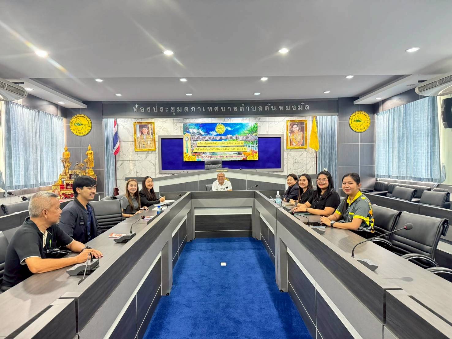 วันที่ 8 มกราคม 2569 เวลา 10.00 น. กองยุทธศาสตร์และงบประมาณ ได้จัดการประชุมพนักงานภายในกอง โดยมีนายอำนวย พุทธนุกูล ผู้อำนวยการกองยุทธศาสตร์และงบประมาณ พร้อมนางสาวภคมณพรรณ ทวีภัทรโชคหิรัญ หัวหน้าฝ่ายแผนงานและงบประมาณ นางสาวสุภาภรณ์ ผ่อนผาสุข หัวหน้าฝ่ายบริการและเผยแพร่วิชาการ และพนักงานกองยุทธศาสตร์และงบประมาณทุกคน เข้าร่วมประชุม เพื่อร่วมกันหารือและแลกเปลี่ยนความคิดเห็นเกี่ยวกับการดำเนินงานในปัจจุบันรวมถึงการการวางแผนและปรับปรุงกระบวนการทำงานให้เกิดความสอดคล้องและมีประสิทธิภาพ โดยการประชุมครั้งนี้ได้เปิดโอกาสให้ทุกคนได้มีส่วนร่วมในการเสนอความคิดเห็น ปัญหา อุปสรรค ตลอดจนข้อเสนอแนะในการปฏิบัติงาน เพื่อให้กองยุทธศาสตร์และงบประมาณดำเนินงานไปในทิศทางเดียวกันสามารถสนับสนุนภารกิจของเทศบาลตำบลตันหยงมัสได้อย่างต่อเนื่องและยั่งยืน
--------------------------------------------------------------------------
#งานประชาสัมพันธ์เทศบาลตำบลตันหยงมัส
#เทศบาลตำบลตันหยงมัส
📝ข่าวโดย :วันเตาฟิต กาลิแซ
📸 ภาพถ่ายโดย :วันเตาฟิต กาลิแซ
--------------------------------------------------------------------------
📌งานประชาสัมพันธ์ กองยุทธศาสตร์และงบประมาณ ติดตามข้อมูลข่าวสารเพิ่มเติม ได้ที่
📱โทรศัพท์ : 0-7367-1364
📘Facebook: เทศบาลตำบลตันหยงมัส
📗Line OA : @131jynuc
💻Website: https://www.tanyongmat.go.th/front/event_all/0