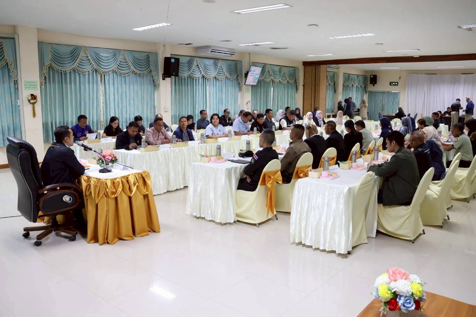 นายกเทศมนตรีตำบลตันหยงมัส เข้าร่วมการประชุมหัวหน้าส่วนราชการ หน่วยงานรัฐวิสาหกิจ องค์กรปกครองส่วนท้องถิ่น ครั้งที่ 1/2569

วันศุกร์ ที่ 9 มกราคม พ.ศ. 2569 เวลา 10.00 น. นางสาวซารีนา มานะวณิชย์ นายกเทศมนตรีตำบลตันหยงมัส เข้าร่วมการประชุมหัวหน้าส่วนราชการ หน่วยงานรัฐวิสาหกิจ องค์กรปกครองส่วนท้องถิ่น ครั้งที่ 1/2569 โดยมีนายธีรศักดิ์ สังขโชติ นายอำเภอระแงะ เป็นประธานในการประชุมครั้งนี้ พร้อมด้วยหัวหน้าส่วนราชการ และหน่วยงานที่เกี่ยวข้องเข้าร่วมในการประชุมครั้งนี้ ณ ห้องประชุมสำนักงานเขตพื้นที่การศึกษาประถมศึกษา เขต 3 ชั้น 3 อำเภอระแงะ จังหวัดนราธิวาส
--------------------------------------------------------------------------
#งานประชาสัมพันธ์เทศบาลตำบลตันหยงมัส
#เทศบาลตำบลตันหยงมัส
📝ข่าวโดย :สาเหะศูลฮี สาเหะดอเล๊าะ
📸 ภาพถ่ายโดย :สาเหะศูลฮี สาเหะดอเล๊าะ 
--------------------------------------------------------------------------
📌งานประชาสัมพันธ์ กองยุทธศาสตร์และงบประมาณ ติดตามข้อมูลข่าวสารเพิ่มเติม ได้ที่
📱โทรศัพท์ : 0-7367-1364
📘Facebook: เทศบาลตำบลตันหยงมัส
📗Line OA : @131jynuc
💻Website: https://www.tanyongmat.go.th/front/event_all/0
