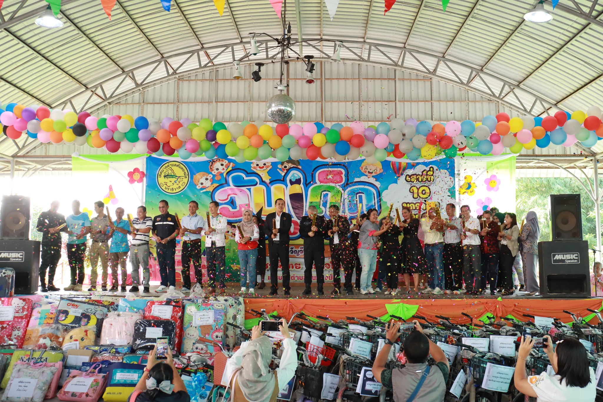 📸 เทศบาลตำบลตันหยงมัสจัดงานวันเด็กแห่งชาติ ประจำปี 2569 🎉👧🧒
วันเสาร์ที่ 10 มกราคม 2569 เทศบาลตำบลตันหยงมัส ได้จัดกิจกรรม วันเด็กแห่งชาติ ประจำปี 2569 ณ อาคารอเนกประสงค์จิตมงคล เทศบาลตำบลตันหยงมัส เพื่อส่งเสริมพัฒนาการและสร้างพื้นที่แห่งความสุขให้แก่เด็กและเยาวชนในพื้นที่ โดยมี นายธีรศักดิ์ สังขโชติ นายอำเภอระแงะ ให้เกียรติเป็นประธานในพิธีอ่านสารของนายกรัฐมนตรี และกล่าวเปิดงานวันเด็กแห่งชาติ ประจำปี 2569 และนางสาวซารีนา มานะวณิชย์ นายกเทศมนตรีตำบลตันหยงมัส ได้กล่าวรายงานวัตถุประสงค์ของการจัดงาน พร้อมด้วย คณะผู้บริหาร ,สมาชิกสภาเทศบาล ,ผบ.ฉก.ทพ.45, ผู้กำกับการสถานีตำรวจภูธรระแงะ,หัวหน้าส่วนราชการทุกภาคส่วน หน่วยงานรัฐ รัฐวิสาหกิจ ภาคเอกชน ผู้บริหารสถานศึกษา แขกผู้มีเกียรติ ผู้ปกครอง ตลอดจนเด็กและเยาวชน เข้าร่วมพิธีเปิดกิจกรรมดังกล่าวอย่างพร้อมเพรียง ท่ามกลางบรรยากาศแห่งความอบอุ่นและความสุข
ภายหลังพิธีเปิด นายกเทศมนตรีตำบลตันหยงมัส พร้อมคณะผู้บริหาร ได้เดินเยี่ยมชมบูธกิจกรรมต่าง ๆ ซึ่งภายในงานมีกิจกรรมสร้างสรรค์มากมาย อาทิ
🎨 ซุ้มกิจกรรมเสริมทักษะ
🎯 ซุ้มเกมสนุก ๆ พร้อมของรางวัล
🎁 การจับคูปองลุ้นของขวัญ
🍔 โซนอาหารและเครื่องดื่มบริการฟรี
กิจกรรมทั้งหมดจัดขึ้นด้วยความร่วมมือจากหน่วยงานทุกภาคส่วน เพื่อสร้างรอยยิ้ม เสียงหัวเราะ และความทรงจำที่ดีให้กับเด็ก ๆ
การจัดงานในครั้งนี้สะท้อนถึงความมุ่งมั่นของเทศบาลตำบลตันหยงมัส ที่ตระหนักและให้ความสำคัญต่อเด็กและเยาวชน ซึ่งถือเป็นทรัพยากรที่สำคัญของชาติ โดยมีเจตนารมณ์ร่วมกันในการส่งเสริมและสนับสนุนให้เด็กและเยาวชนเติบโตเป็นผู้ใหญ่ที่มีคุณภาพ มีความรู้ ความสามารถ มีคุณธรรม จริยธรรม และความรับผิดชอบต่อตนเองและสังคม อันจะนำไปสู่การสร้างสังคมที่มีความสมานฉันท์และสงบสุขอย่างยั่งยืนต่อไป