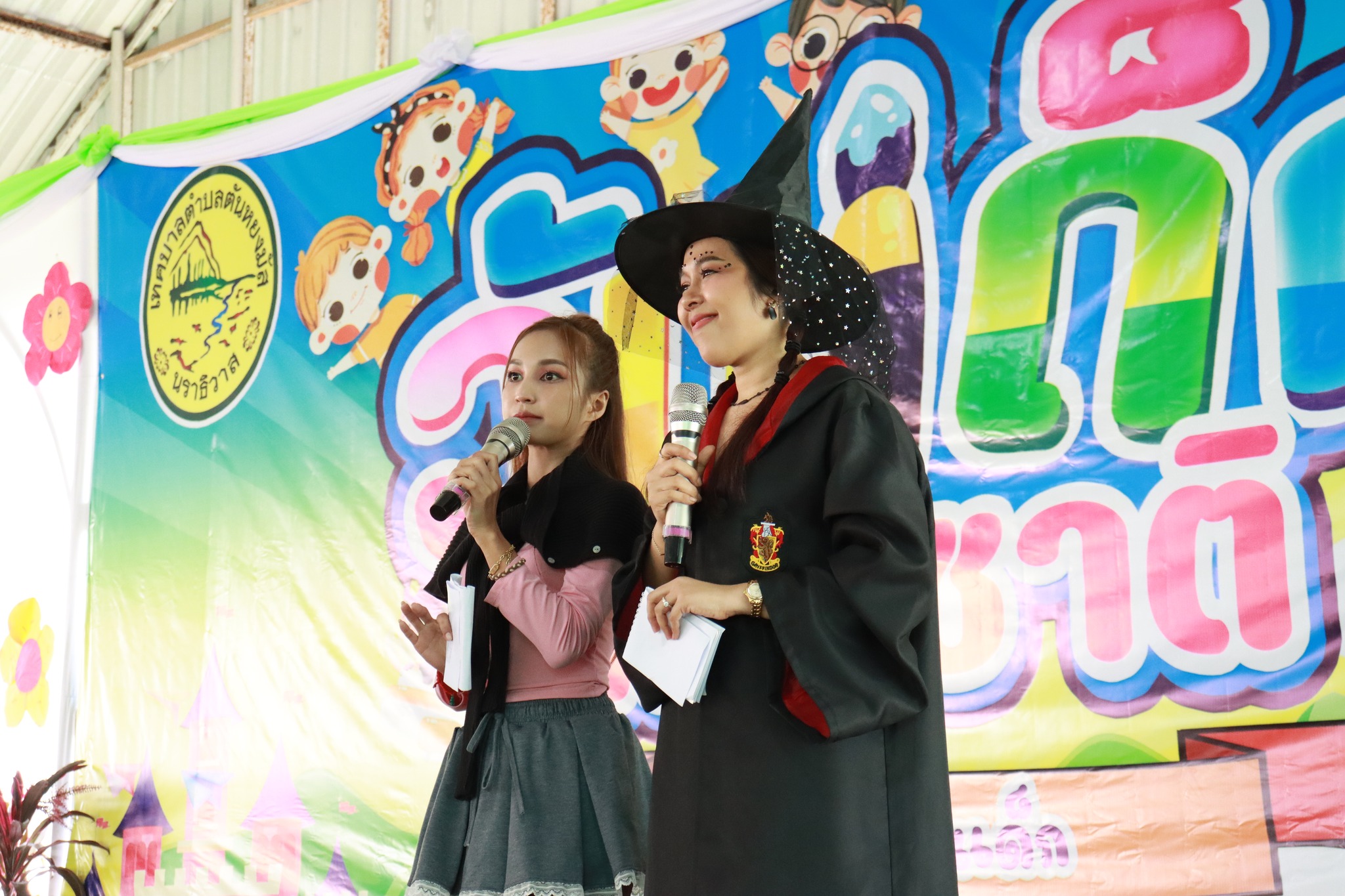 📸 เทศบาลตำบลตันหยงมัสจัดงานวันเด็กแห่งชาติ ประจำปี 2569 🎉👧🧒
วันเสาร์ที่ 10 มกราคม 2569 เทศบาลตำบลตันหยงมัส ได้จัดกิจกรรม วันเด็กแห่งชาติ ประจำปี 2569 ณ อาคารอเนกประสงค์จิตมงคล เทศบาลตำบลตันหยงมัส เพื่อส่งเสริมพัฒนาการและสร้างพื้นที่แห่งความสุขให้แก่เด็กและเยาวชนในพื้นที่ โดยมี นายธีรศักดิ์ สังขโชติ นายอำเภอระแงะ ให้เกียรติเป็นประธานในพิธีอ่านสารของนายกรัฐมนตรี และกล่าวเปิดงานวันเด็กแห่งชาติ ประจำปี 2569 และนางสาวซารีนา มานะวณิชย์ นายกเทศมนตรีตำบลตันหยงมัส ได้กล่าวรายงานวัตถุประสงค์ของการจัดงาน พร้อมด้วย คณะผู้บริหาร ,สมาชิกสภาเทศบาล ,ผบ.ฉก.ทพ.45, ผู้กำกับการสถานีตำรวจภูธรระแงะ,หัวหน้าส่วนราชการทุกภาคส่วน หน่วยงานรัฐ รัฐวิสาหกิจ ภาคเอกชน ผู้บริหารสถานศึกษา แขกผู้มีเกียรติ ผู้ปกครอง ตลอดจนเด็กและเยาวชน เข้าร่วมพิธีเปิดกิจกรรมดังกล่าวอย่างพร้อมเพรียง ท่ามกลางบรรยากาศแห่งความอบอุ่นและความสุข
ภายหลังพิธีเปิด นายกเทศมนตรีตำบลตันหยงมัส พร้อมคณะผู้บริหาร ได้เดินเยี่ยมชมบูธกิจกรรมต่าง ๆ ซึ่งภายในงานมีกิจกรรมสร้างสรรค์มากมาย อาทิ
🎨 ซุ้มกิจกรรมเสริมทักษะ
🎯 ซุ้มเกมสนุก ๆ พร้อมของรางวัล
🎁 การจับคูปองลุ้นของขวัญ
🍔 โซนอาหารและเครื่องดื่มบริการฟรี
กิจกรรมทั้งหมดจัดขึ้นด้วยความร่วมมือจากหน่วยงานทุกภาคส่วน เพื่อสร้างรอยยิ้ม เสียงหัวเราะ และความทรงจำที่ดีให้กับเด็ก ๆ
การจัดงานในครั้งนี้สะท้อนถึงความมุ่งมั่นของเทศบาลตำบลตันหยงมัส ที่ตระหนักและให้ความสำคัญต่อเด็กและเยาวชน ซึ่งถือเป็นทรัพยากรที่สำคัญของชาติ โดยมีเจตนารมณ์ร่วมกันในการส่งเสริมและสนับสนุนให้เด็กและเยาวชนเติบโตเป็นผู้ใหญ่ที่มีคุณภาพ มีความรู้ ความสามารถ มีคุณธรรม จริยธรรม และความรับผิดชอบต่อตนเองและสังคม อันจะนำไปสู่การสร้างสังคมที่มีความสมานฉันท์และสงบสุขอย่างยั่งยืนต่อไป