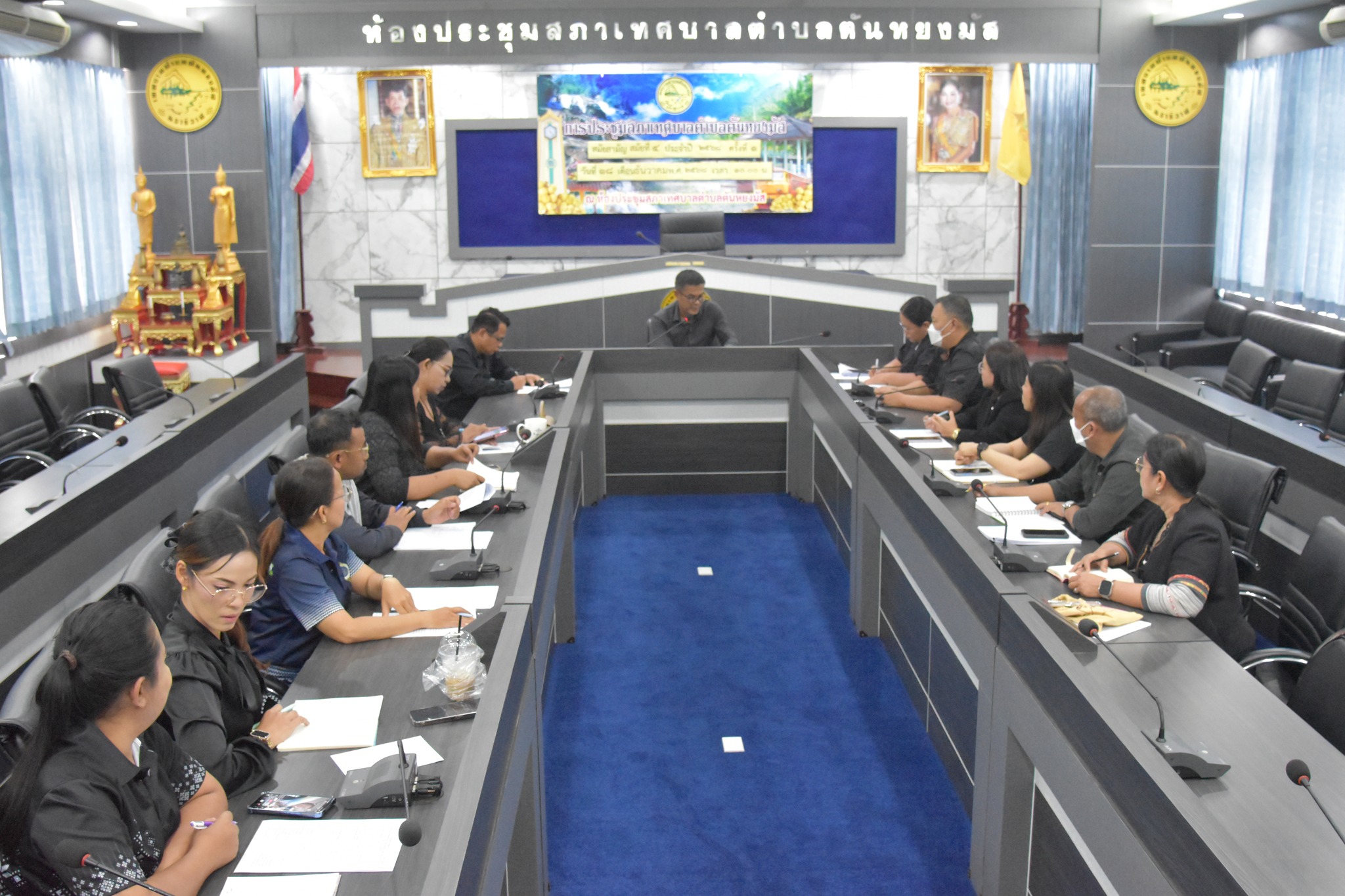 การประชุมหัวหน้าส่วนราชการ เทศบาลตำบลตันหยงมัส ประจำเดือน มกราคม 2569
วันพฤหัสบดี ที่ 15 มกราคม 2569 เวลา 11.00 น. ณ ห้องประชุมสภาเทศบาลตำบลตันหยงมัส นำโดย นายสุเมธ เพ็ชรรัตน์ ปลัดเทศบาล เป็นประธานในการประชุมครั้งนี้ พร้อมด้วย นายนพพร จันทร์แก้ว รองปลัดเทศบาล, ผู้อำนวยการทุกกอง หัวหน้าฝ่าย และพนักงานเทศบาล เข้าร่วมประชุมดังกล่าว 
- เรื่อง ที่ประธานแจ้งให้ที่ประชุมทราบ 
- เรื่อง รับรองรายงานการประชุมครั้งที่ผ่านมา การติดตาม 
- สำนักปลัดเทศบาล - กองยุทธศาสตร์และงบประมาณ - กองการศึกษา - กองช่าง - กองสาธารสุขและสิ่งแวดล้อม - กองคลัง - กองสวัสดิการสังคม และ เรื่อง อื่นๆ เพื่อแจ้งข้อราชการที่สำคัญ ติดตามความก้าวหน้า ของผลการดำเนินงานตลอดจนการวางแผน และกำเนิดนโยบายการปฏิบัติงาน เพื่อให้การดำเนินงานเป็นไปด้วยความเรียบร้อย และดำเนินงานปรับปรุงภารกิจเร่งด่วนของเทศบาลในทุกส่วนงาน ทั้งนี้ ประชุมได้แจ้งปัญหา และอุปสรรคที่เกิดขึ้นพร้อมร่วมเสนอแนะในการแก้ไขปัญหาเพื่อให้เกิดประโยชน์ต่อประชาชนสูงสุด