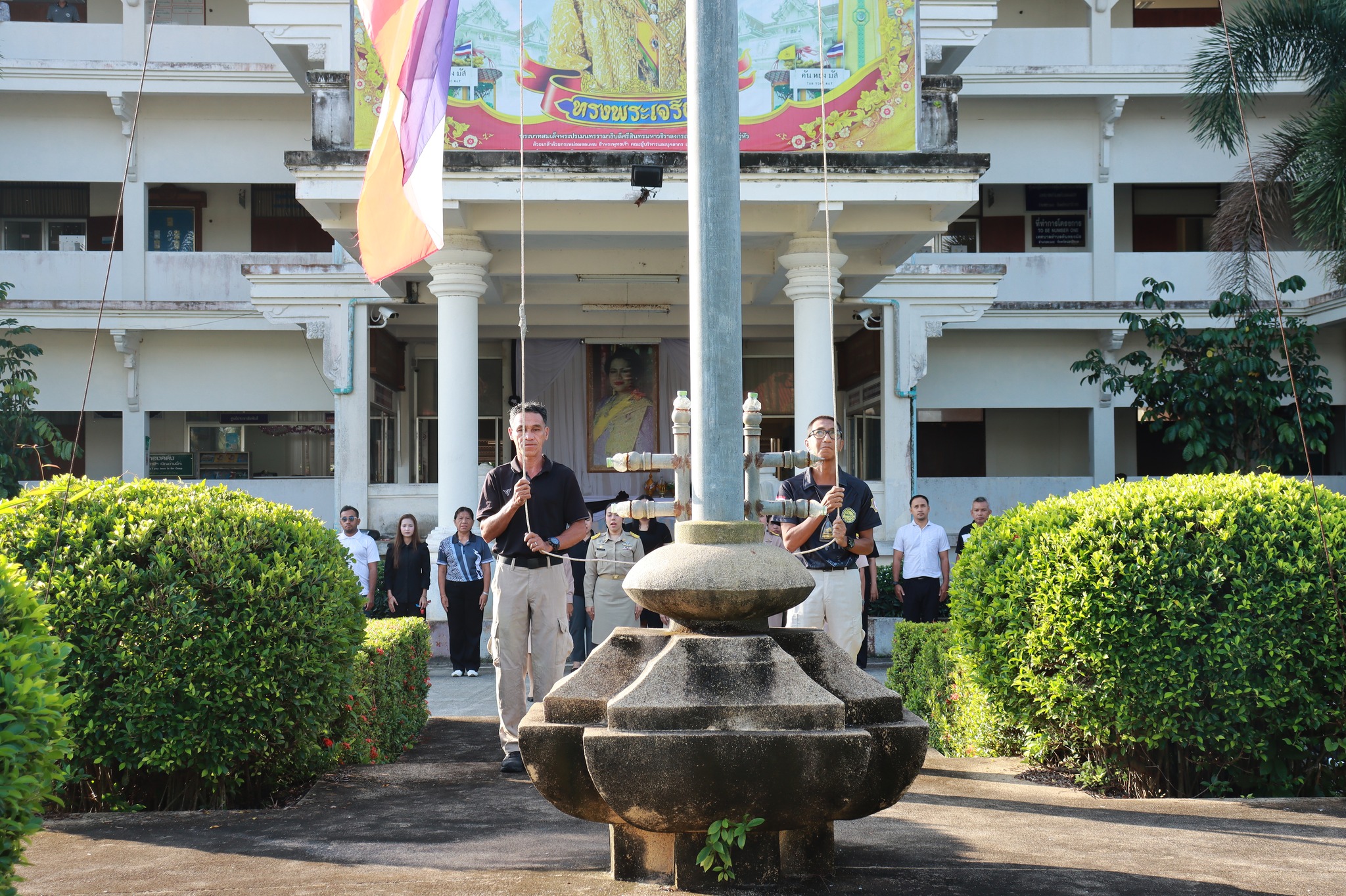 วันจันทร์ ที่ 19 มกราคม 2568  เวลา 08:00 น. ณ สำนักงานเทศบาลตำบลตันหยงมัส โดยมีข้าราชการ พนักงาน และลูกจ้างเทศบาลตำบลตันหยงมัสร่วมกิจกรรมเข้าแถวเคารพธงชาติ ร้องเพลงชาติไทย สวดมนต์ไหว้พระ และดุอาร์ เพื่อแสดงออกถึงความจงรักภักดีต่อชาติ ศาสนา และพระมหากษัตริย์ และเป็นการเตรียมความพร้อมก่อนการปฏิบัติหน้าที่ราชการในแต่ละสัปดาห์ ทุกวันจันทร์ อันจะเป็นการเพิ่มประสิทธิภาพในการทำงานเสริมสร้างความรักความสามัคคีในองค์กร