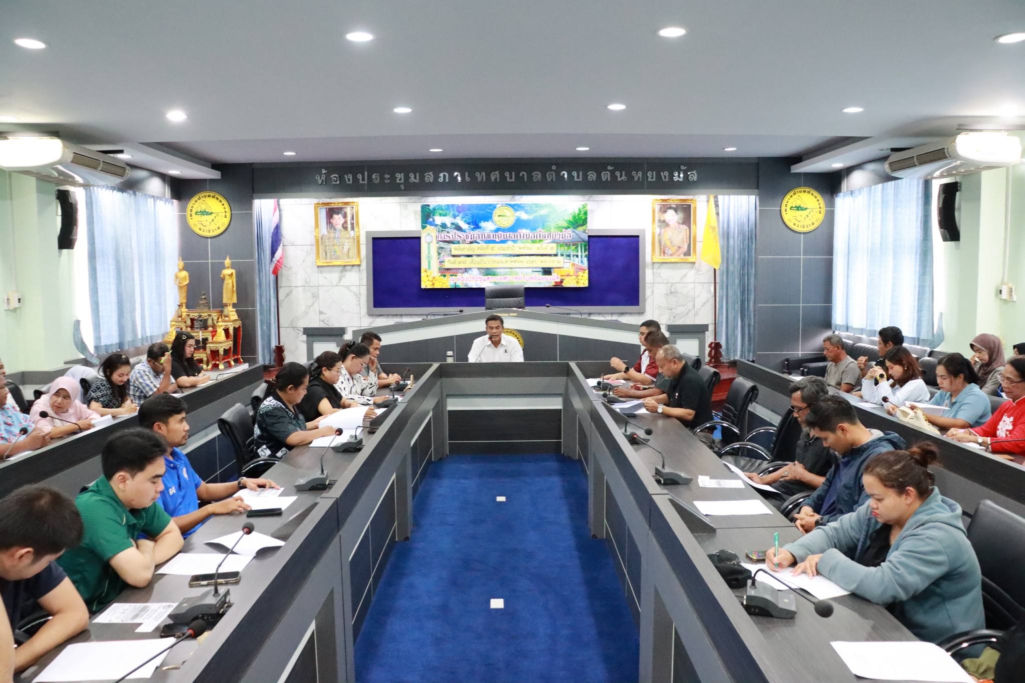 การประชุมคณะกรรมการชุมชนเทศบาลตำบลตันหยงมัส ครั้งที่ 3/2569
วันที่ 13 กุมภาพันธ์ 2569 เวลา 14.00 น. ณ ห้องประชุมสภาเทศบาลตำบลตันหยงมัส ชั้น 3 นางสาวซารีนา มานะวณิชย์ นายกเทศมนตรีตำบลตันหยงมัส มอบหมายให้นายสุเมธ เพ็ชรรัตน์ ปลัดเทศบาล เป็นประธานในการประชุมคณะกรรมการชุมชน ครั้งที่ 3/2569 พร้อมด้วยนายณัฐวัตร รับไซ เลขานุการนายกเทศมนตรี หัวหน้าส่วนราชการ พนักงานเทศบาล และคณะกรรมการชุมชนจากทุกชุมชนในเขตพื้นที่ เข้าร่วมประชุมโดยพร้อมเพรียงกัน เพื่อชี้แจงและทบทวนบทบาทหน้าที่ของคณะกรรมการชุมชน ให้มีความเข้าใจที่ชัดเจน ถูกต้อง และเป็นไปในทิศทางเดียวกัน ทั้งในด้านการเป็นตัวแทนของประชาชนในการสะท้อนปัญหา ความต้องการ และข้อเสนอแนะต่าง ๆ สู่หน่วยงานเทศบาล ตลอดจนการมีส่วนร่วมในการพัฒนาชุมชน การเฝ้าระวังและป้องกันปัญหาสังคม การส่งเสริมความสามัคคี และการสนับสนุนกิจกรรมสาธารณประโยชน์ในพื้นที่