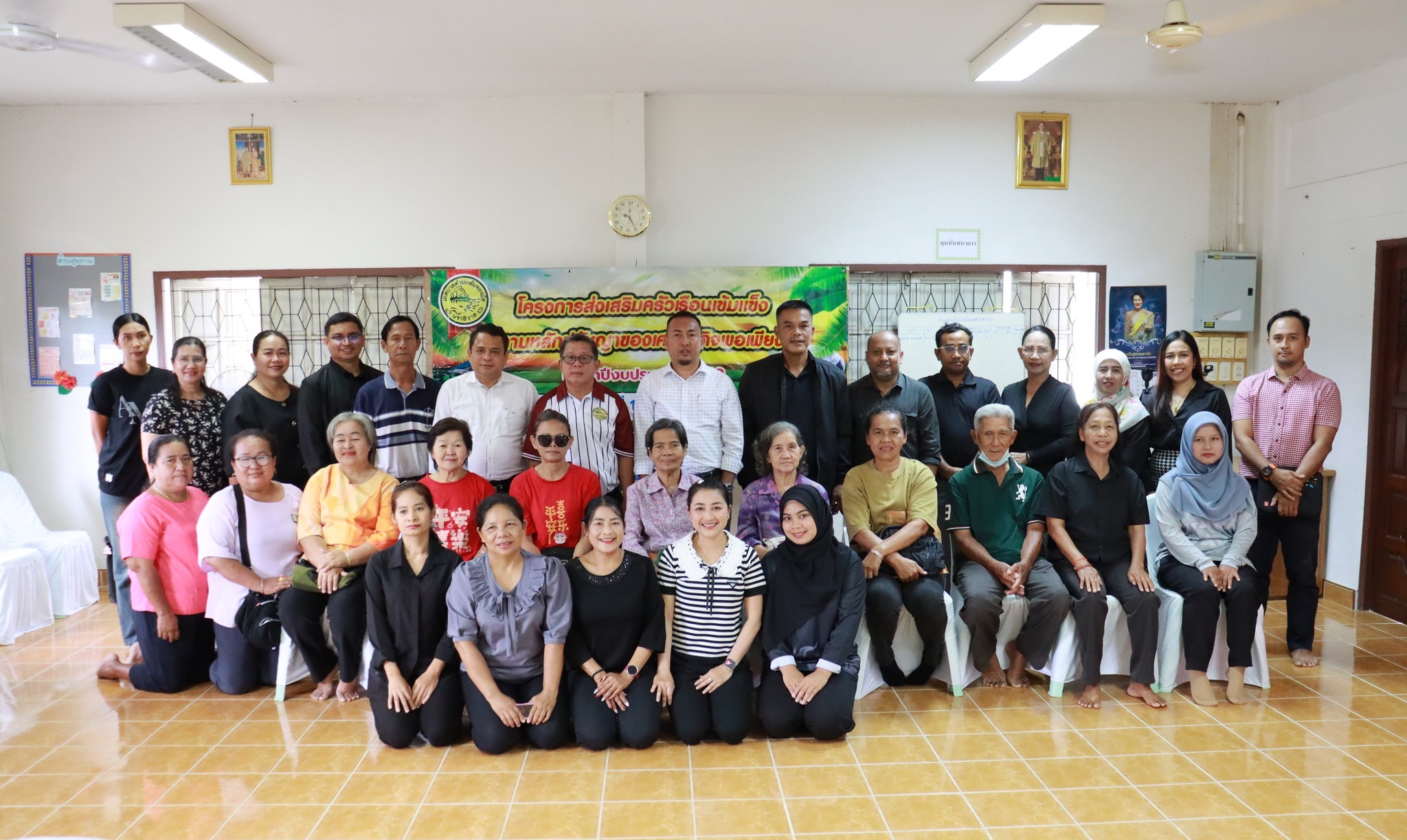 โครงการส่งเสริมครัวเรือนเข้มแข็งตามปรัชญาเศรษฐกิจพอเพียง ประจำปีงบประมาณ 2569 
วันที่ 19 กุมภาพันธ์ 2569 เวลา 08.30 น. กองสวัสดิการสังคม เทศบาลตำบลตันหยงมัส จัดโครงการส่งเสริมครัวเรือนเข้มแข็งตามปรัชญาเศรษฐกิจพอเพียง ประจำปีงบประมาณ 2569 นางสาวซารีนา มานะวณิชย์ นายกเทศมนตรีตำบลตันหยงมัส มอบหมายให้นายสว่าง อกนิษฐ์กุล รองนายกเทศมนตรี เป็นประธานในพิธีเปิด และนางศิริลักษณ์ เงานอ ผู้อำนวยการกองสวัสดิการสังคม กล่าวรายงานวัตถุประสงค์ของโครงการ โดยได้รับเกียรติจากวิทยากรเกษตรอำเภอระแงะ บรรยายให้ความรู้เกี่ยวกับ เรื่อง ปรัชญาเศรษฐกิจพอเพียงและเกษตรทฤษฎีใหม่ มีคณะผู้บริหาร หัวหน้าส่วนราชการ พนักงานเทศบาล และผู้สูงอายุ จำนวน 20 ราย เข้าร่วมโครงการดังกล่าว ณ ศูนย์พัฒนาคุณภาพชีวิตและส่งเสริมอาชีพผู้สูงอายุ เทศบาลตำบลตันหยงมัส