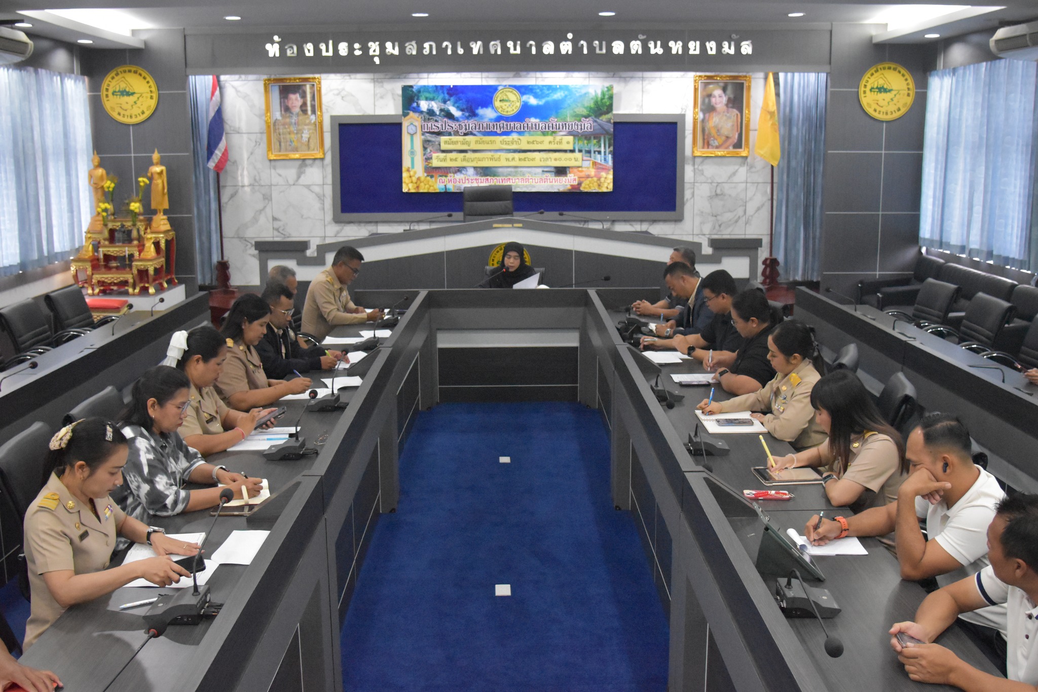 การประชุมซักซ้อมเตรียมความพร้อมการดำเนินโครงการจัดกิจกรรมรอมฏอนสัมพันธ์ ฮิจเราะห์ศักราช 1447
         วันจันทร์ ที่ 2 มีนาคม 2569 เวลา 09.30 น. ณ ห้องประชุมสภาเทศบาลตำบลตันหยงมัส ชั้น 3 นางสาวซารีนา มานะวณิชย์ นายกเทศมนตรีตำบลตันหยงมัส พร้อมด้วยคณะผู้บริหาร ปลัด ผู้อำนวยการกอง หัวหน้าฝ่าย และ พนักงานเทศบาลเข้าร่วมประชุม เพื่อปรึกษาหารือแนวทางการดำเนินงาน แบ่งหน้าที่ให้แต่ละกองแต่ละฝ่ายรับผิดชอบเพื่อเตรียมความพร้อมในการดำเนินการจัดกิจกรรมรอมฏอนสัมพันธ์ ฮิจเราะห์ศักราช 1447