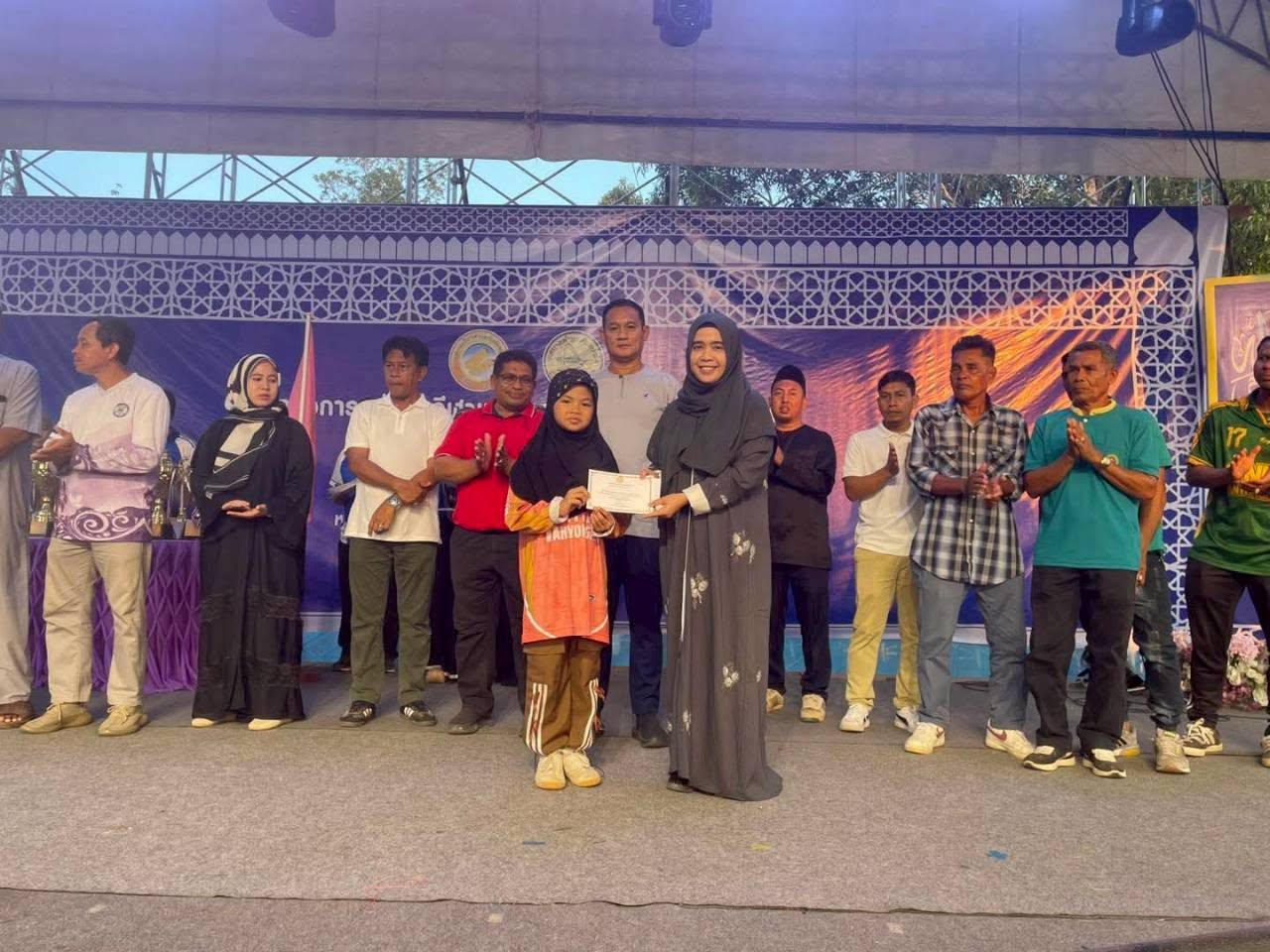 เทศบาลตำบลตันหยงมัส ร่วมพิธีปิดโครงการ "ตาดีกาสัมพันธ์ ประจำปี 2569" 
นางสาวซารีนา มานะวณิชย์ นายกเทศมนตรีตำบลตันหยงมัส พร้อมด้วยคณะผู้บริหาร เดินทางเข้าร่วมเป็นเกียรติในพิธีปิดโครงการแข่งขันกีฬาและส่งเสริมศาสนา วัฒนธรรมสัมพันธ์ ตาดีกาสัมพันธ์ ประจำปี พ.ศ. 2569 ซึ่งเป็นความร่วมมือระหว่างองค์การบริหารส่วนตำบลตันหยงมัส และเทศบาลตำบลตันหยงมัส เพื่อส่งเสริมความสามัคคีและสืบสานวัฒนธรรมอันดีงามในท้องถิ่น
ในโอกาสนี้ เทศบาลตำบลตันหยงมัสได้ส่งนักเรียนจากศูนย์การศึกษาอิสลามประจำมัสยิด (ตาดีกา) ในเขตพื้นที่เข้าร่วมการแข่งขัน ซึ่งตัวแทนนักเรียนได้สร้างผลงานอย่างโดดเด่นและคว้ารางวัลมาครองได้สำเร็จ ดังนี้:
1. ตาดีกาดารุสสลาม
-รางวัลชนะเลิศ การประกวดขบวนพาเหรด
-รางวัลชนะเลิศการแข่งขันกีฬา 1 รายการ
-รางวัลจากมหกรรมวิชาการ รวม 7 รายการ
-รางวัลจากการแข่งขันอ่านอัลกรุอาน 1 รายการ
2. ตาดีกาตันหยงมัส
แสดงพลังความสามัคคีจนคว้ารางวัลสำคัญ ได้แก่:
-รางวัลชนะเลิศ การแข่งขันชักเย่อ (ประเภททีมหญิง)
-รางวัลจากมหกรรมวิชาการ 2 รายการ
3. ตาดีกานูรดีน (บาลูกา)
โชว์ฟอร์มแกร่งในด้านกีฬาและวิชาการ ได้แก่:
-รางวัลชนะเลิศ การแข่งขันชักเย่อ (ประเภททีมชาย)
