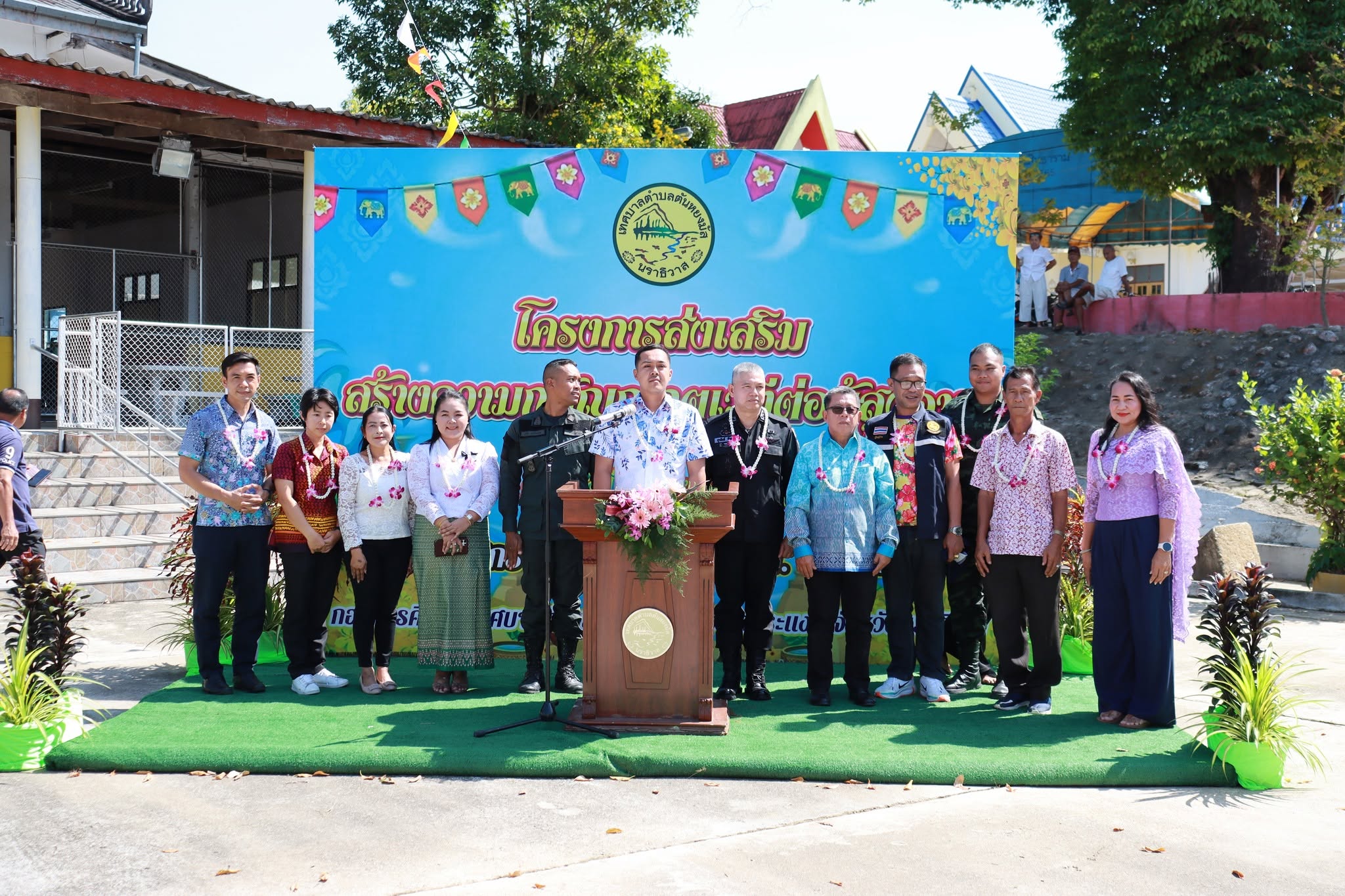 (EP.1) วันที่ 10 เมษายน 2569 เทศบาลตำบลตันหยงมัส จัดโครงการส่งเสริมสร้างความกตัญญูกตเวทีต่อผู้สูงอายุ ประจำปี พ.ศ.2569 ท่ามกลางบรรยากาศที่อบอุ่นและเปี่ยมไปด้วยความศรัทธาของประชาชนในพื้นที่ 🪷
(เวลา 07.00 น.) ได้มีการจัดขบวนแห่พระพุทธรูปและรูปเหมือนพ่อท่านดีวาจาสิทธิ์ เคลื่อนขบวนออกจากวัดสังฆสิทธารามและแห่ขบวนรอบตลาดตันหยงมัส ทั้งนี้เพื่อให้ประชาชนได้ร่วมชมชุดกลองยาวและร่วมรดน้ำขอพรพระประจำวัน รดน้ำขอพรรูปเหมือนพ่อท่านดีวาจาสิทธิ์ เพื่อเป็นสิริมงคล
(ต่อมา เวลา 09.00 น.) ได้มีการแสดงพิธีเปิด พร้อมพิธีเปิดงานโครงการส่งเสริมสร้างความกตัญญูกตเวทีต่อผู้สูงอายุ ประจำปี พ.ศ.2569 โดยมีนายธีรศักดิ์ สังขโชติ นายอำเภอระแงะ เป็นให้เกียรติเป็นประธานในพิธีเปิดโครงการดังกล่าว และนายสุเมธ เพ็ชรรัตน์ ปลัดเทศบาล ได้กล่าวความเป็นมาและวัตถุประสงค์ของการ  จัดงาน พร้อมด้วย คณะผู้บริหาร หัวหน้าส่วนราชการ หน่วยงานในพื้นที่ พนักงานเทศบาลตำบลตันหยงมัส และประชาชนในพื้นที่ตำบลตันหยงมัส เข้าร่วมโครงการส่งเสริมสร้างความกตัญญูกตเวทีต่อผู้สูงอายุ ประจำปี พ.ศ.2569
🔴ภายในงานมีการจัดกิจกรรม 
 -กิจกรรมพิธีทางศาสนา
 -กิจกรรมแห่รูปเหมือนพ่อท่านดี
 -กิจกรรมสรงน้ำพระพุทธรูป,รูปเหมือนพ่อท่านดี
 -กิจกรรมรถน้ำดำหัวผู้สูงอายุ
 -กิจกรรมสรงน้ำพระแม่ธรณีและเปลี่ยนผ้าสไบ
 📌ซึ่งกิจกรรมจัดขึ้น ณ วัดสังฆสิทธาราม และสวนสาธารณะวัชระอุทยาน เทศบาลตำบลตันหยงมัส อำเภอระแงะ จังหวัดนราธิวาส