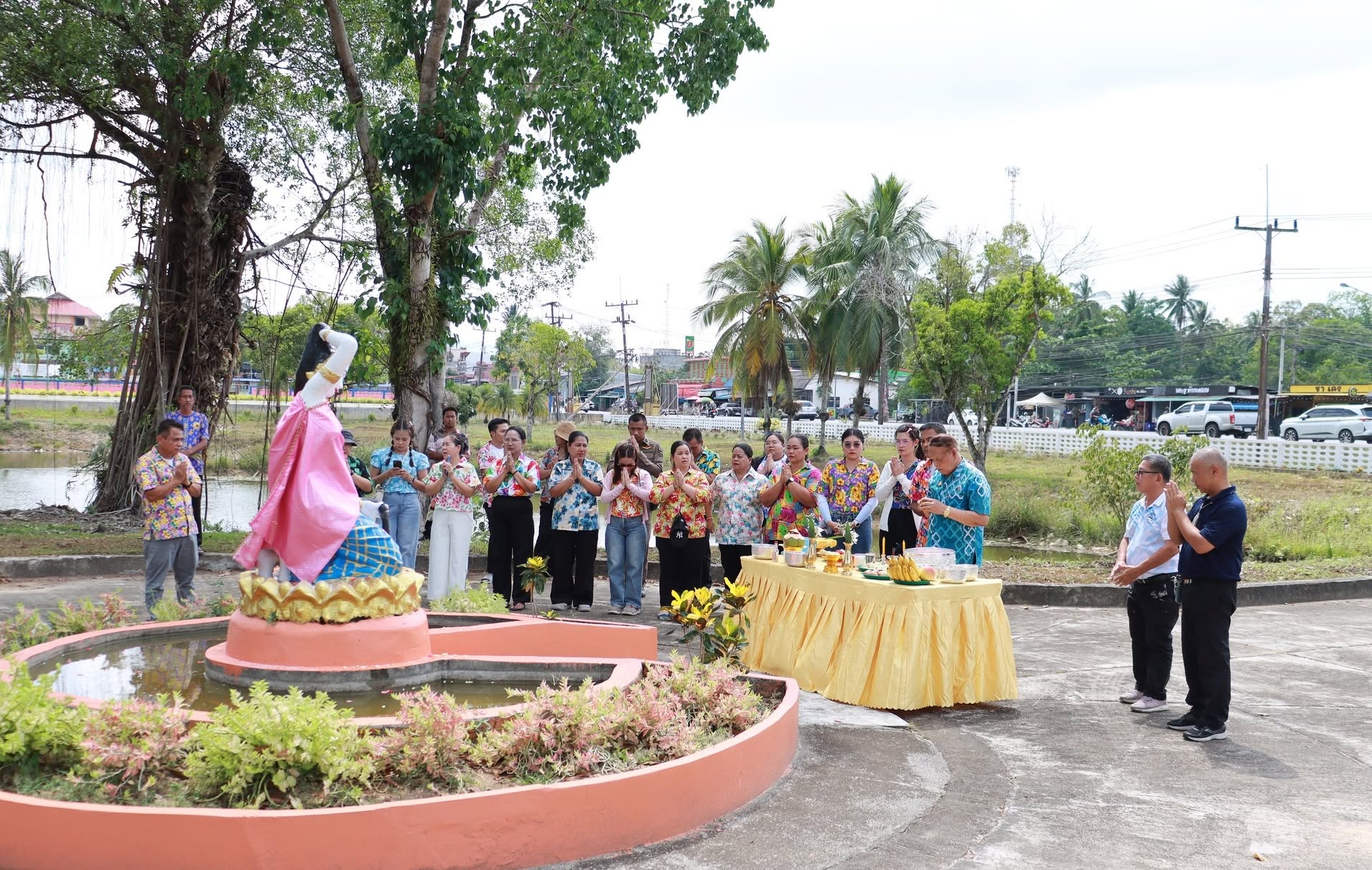 วันที่ 10 เมษายน 2569 เวลา 13.00 น. ณ สวนสาธารณะวัชระอุทยาน บริเวณพระแม่ธรณี นางสาวซารีนา มานะวณิชย์ นายกเทศมนตรีตำบลตันหยงมัส มอบหมายให้นายสว่าง อกนิษฐ์กุล รองนายกเทศมนตรี พร้อมด้วยปลัดเทศบาล หัวหน้าส่วนราชการ และพนักงานเทศบาลตำบลตันหยงมัส ร่วมทำบุญถวายสังฆทาน พระสงฆ์ จำนวน 3 รูป และเข้าร่วมพิธีใส่ผ้าสไบพระแม่ธรณี และสรงน้ำพระแม่ธรณี ประพรมน้ำอบ ประแป้ง และเปลี่ยนผ้าสไบเพื่อความเป็นสิริมงคลเนื่องในวันปีใหม่ไทย และกิจกรรมรดน้ำดำหัวพร้อมขอพรคณะผู้บริหาร หัวหน้าส่วนราชการของเทศบาลตำบลตันหยงมัส