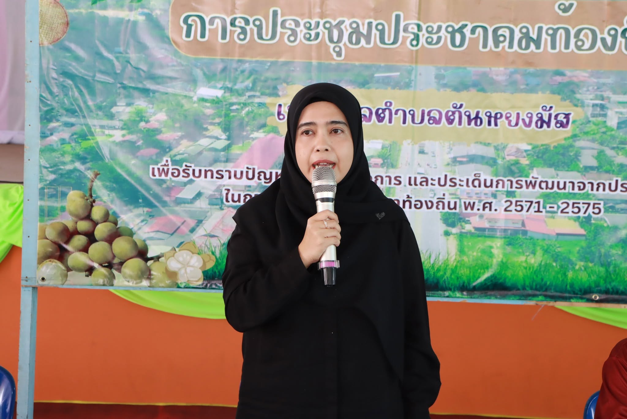 วันที่ 8 เมษายน 2569 เวลา 09.30 น. เทศบาลตำบลตันหยงมัส จัดประชุมประชาคมท้องถิ่นในระดับชุมชน เพื่อรับฟังปัญหา ความต้องการ และข้อเสนอแนะด้านการพัฒนาจากประชาชน สำหรับใช้ประกอบการจัดทำแผนพัฒนาท้องถิ่น พ.ศ. 2571 – 2575 โดยมีนางสาวซารีนา มานะวณิชย์ นายกเทศมนตรีตำบลตันหยงมัส เป็นประธานในการประชุม พร้อมด้วยคณะผู้บริหาร สมาชิกสภาเทศบาล หัวหน้าส่วนราชการ คณะกรรมการชุมชน และประชาชนจากชุมชนตลาดกลางผลไม้,ชุมชนโรงเรียนเจริญศึกษา และชุมชนโรงเรียนแหลมทองวิทยา เข้าร่วมประชุมโดยพร้อมเพรียง ณ อาคารอเนกประสงค์จิตมงคลเทศบาลตำบลตันหยงมัส อำเภอระแงะ จังหวัดนราธิวาส เพื่อร่วมกันกำหนดแนวทางการพัฒนาท้องถิ่นให้สอดคล้องกับความต้องการของประชาชนในพื้นที่อย่างแท้จริง
