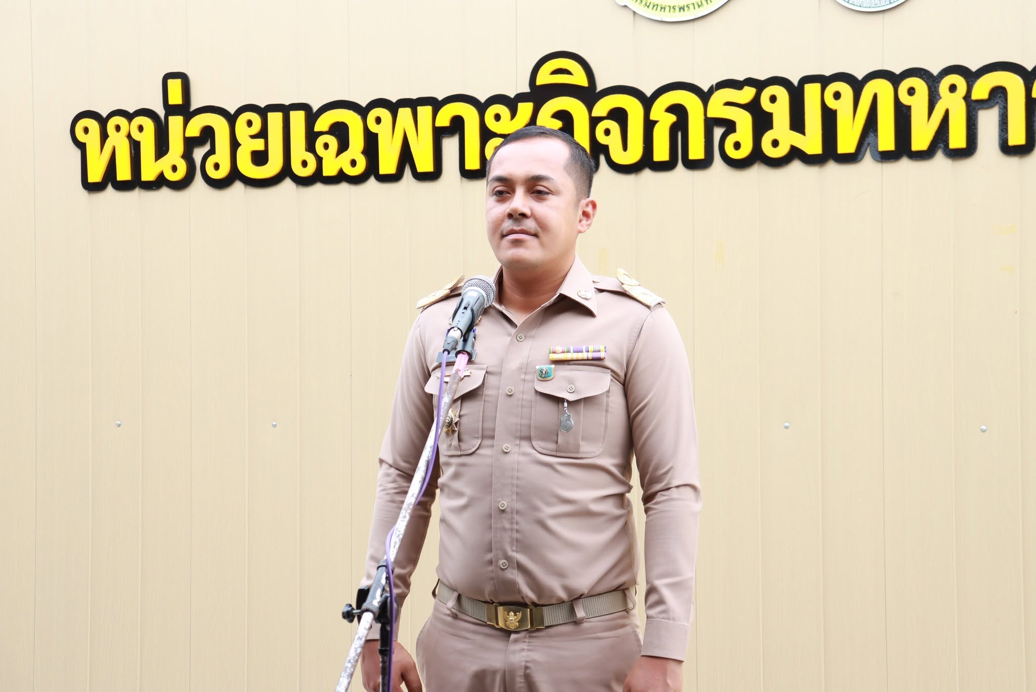 วันที่ 11 พฤษภาคม 2569 เวลา 07.00 น. นางสาวซารีนา มานะวณิชย์ นายกเทศมนตรีตำบลตันหยงมัส มอบหมายให้นายสว่าง อกนิษฐ์กุล รองนายกเทศมนตรี พร้อมด้วยนายกูเปาซัน สุริยะสุนทร รองนายกเทศมนตรี,นายณัฐวัตร รับไซ เลขานุการนายกเทศมนตรี และนายสุเมธ เพ็ชรรัตน์ ปลัดเทศบาล  ร่วมกิจกรรมกาแฟยามเช้า ซึ่งจัดขึ้นโดยหน่วยเฉพาะกิจกรมทหารพรานที่ 45 เพื่อพบปะพัฒนาสัมพันธ์ และเสริมสร้างความสัมพันธ์อันดีระหว่างหน่วยงานราชการ ผู้นำชุมชน ผู้นำศาสนา เพื่อแลกเปลี่ยนความคิดเห็น และประสานความร่วมมือในการปฏิบัติราชการให้เกิดประสิทธิภาพยิ่งขึ้น รวมถึงการดำเนินงานพัฒนาและแก้ไขปัญหาต่างๆให้กับพี่น้องประชาชนในพื้นที่ ณ หน่วยเฉพาะกิจกรมทหารพราน 45 อำเภอระแงะ จังหวัดนราธิวาส