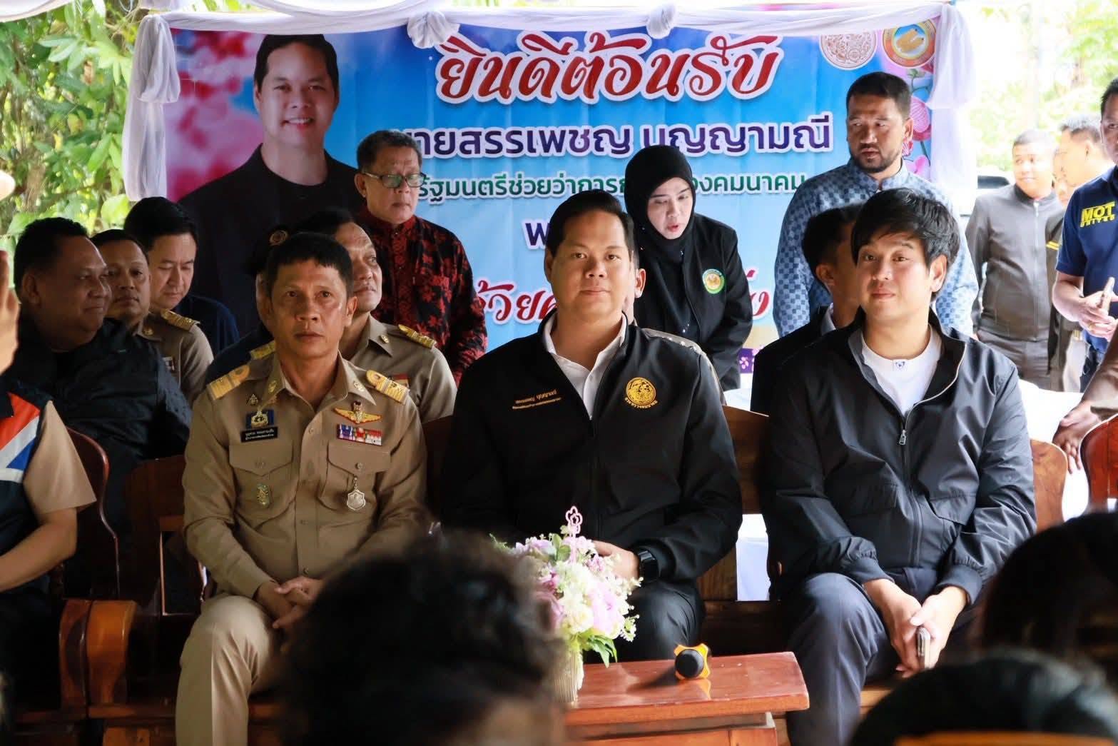 วันที่ 11 พฤษภาคม 2569 นางสาวซารีนา มานะวณิชย์ นายกเทศมนตรีตำบลตันหยงมัส พร้อมด้วยคณะผู้บริหาร ร่วมให้การต้อนรับนายสรรเพชญ บุญญามณี รัฐมนตรีช่วยว่าการกระทรวงคมนาคมและคณะ โดยมีนายบุญช่วย หอมยามเย็น ผู้ว่าราชการจังหวัดนราธิวาส นายธีรศักดิ์ สังขโชติ นายอำเภอระแงะ ดร.ซาการียา สะอิ สมาชิกสภาผู้แทนราษฎร หัวหน้าส่วนราชการ สมาชิกสภาฯ ผู้ใหญ่บ้าน และข้าราชการในหน่วยงาน ร่วมให้การต้อนรับในการลงพื้นที่ติดตามความคืบหน้าและเร่งรัดการดำเนินโครงการก่อสร้างเขื่อนป้องกันตลิ่งริมคลองตันหยงมัส ความยาวประมาณ 400 เมตร ณ บริเวณคลองตันหยงมัส หมู่ที่2 บ้านร่อน อำเภอระแงะ จังหวัดนราธิวาส เพื่อยกระดับระบบคมนาคม เพิ่มประสิทธิภาพการขนส่ง และเสริมสร้างความปลอดภัยให้กับประชาชน